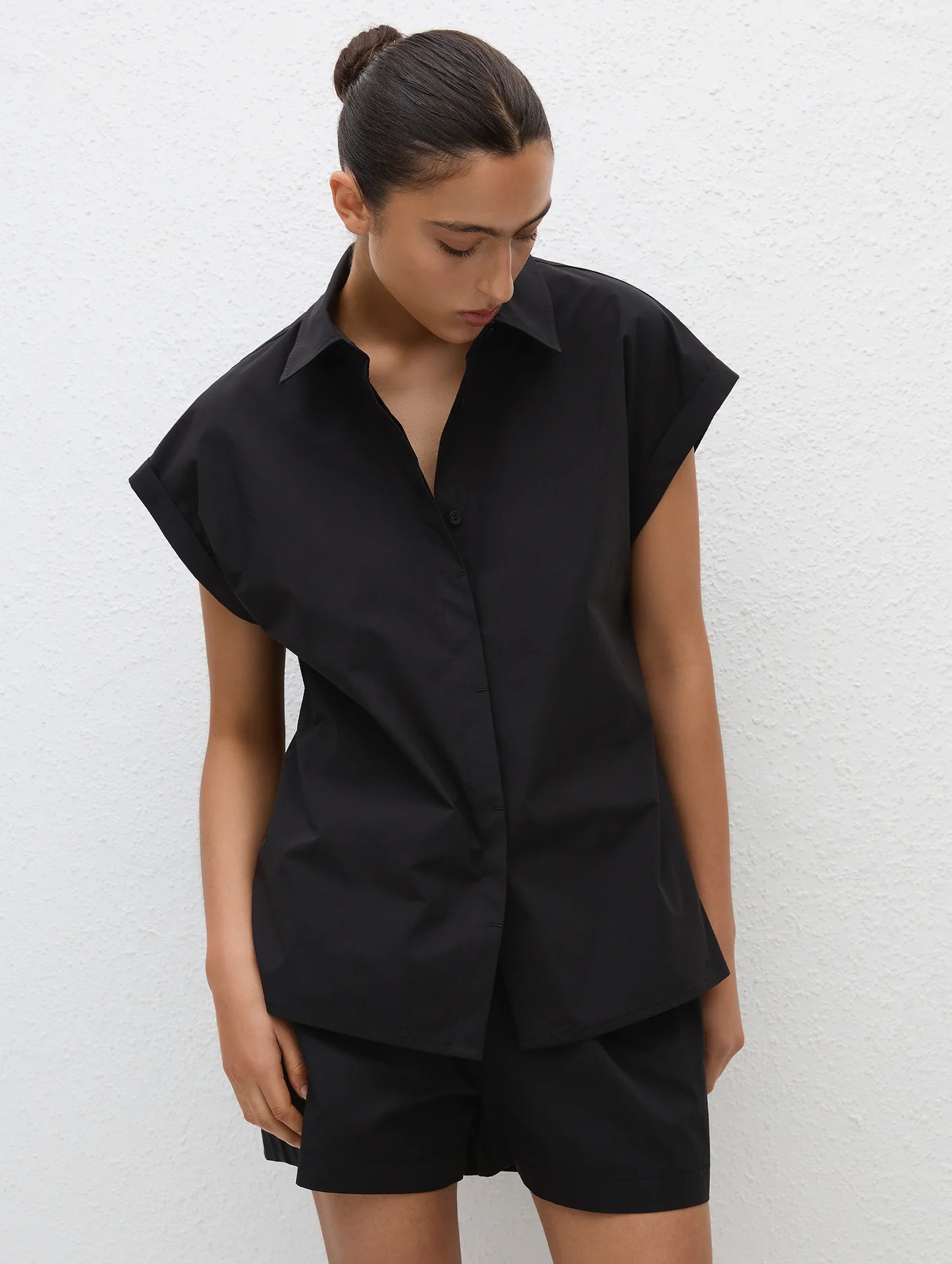 Breathable Sleeveless Shirt for Women - Comfortable Black Tank Top - Perfect for Summer, Yoga & Casual Outfits