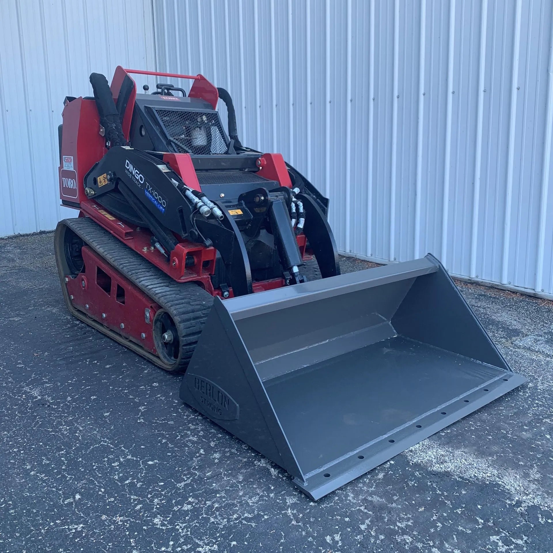 Berlon Low Profile Mini Skid Steer Bucket - Compact Tractor Loader Attachment for Landscaping, Construction & Farm Use