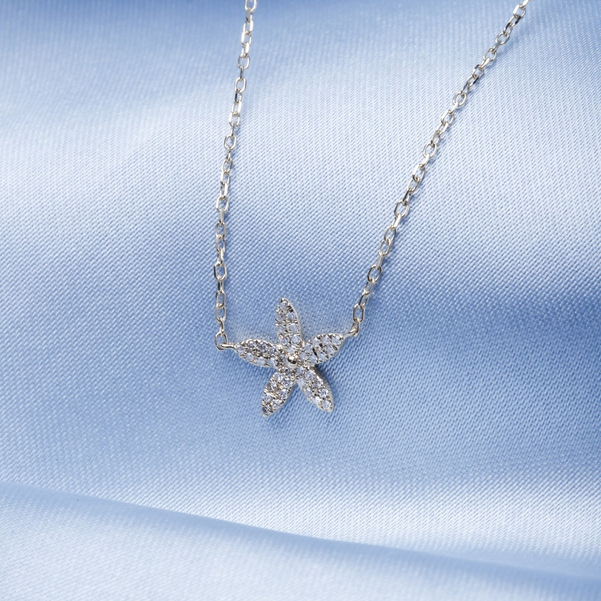 14K Gold Diamond Flower Necklace for Women - Elegant Floral Pendant Jewelry for Gifts, Anniversaries & Special Occasions