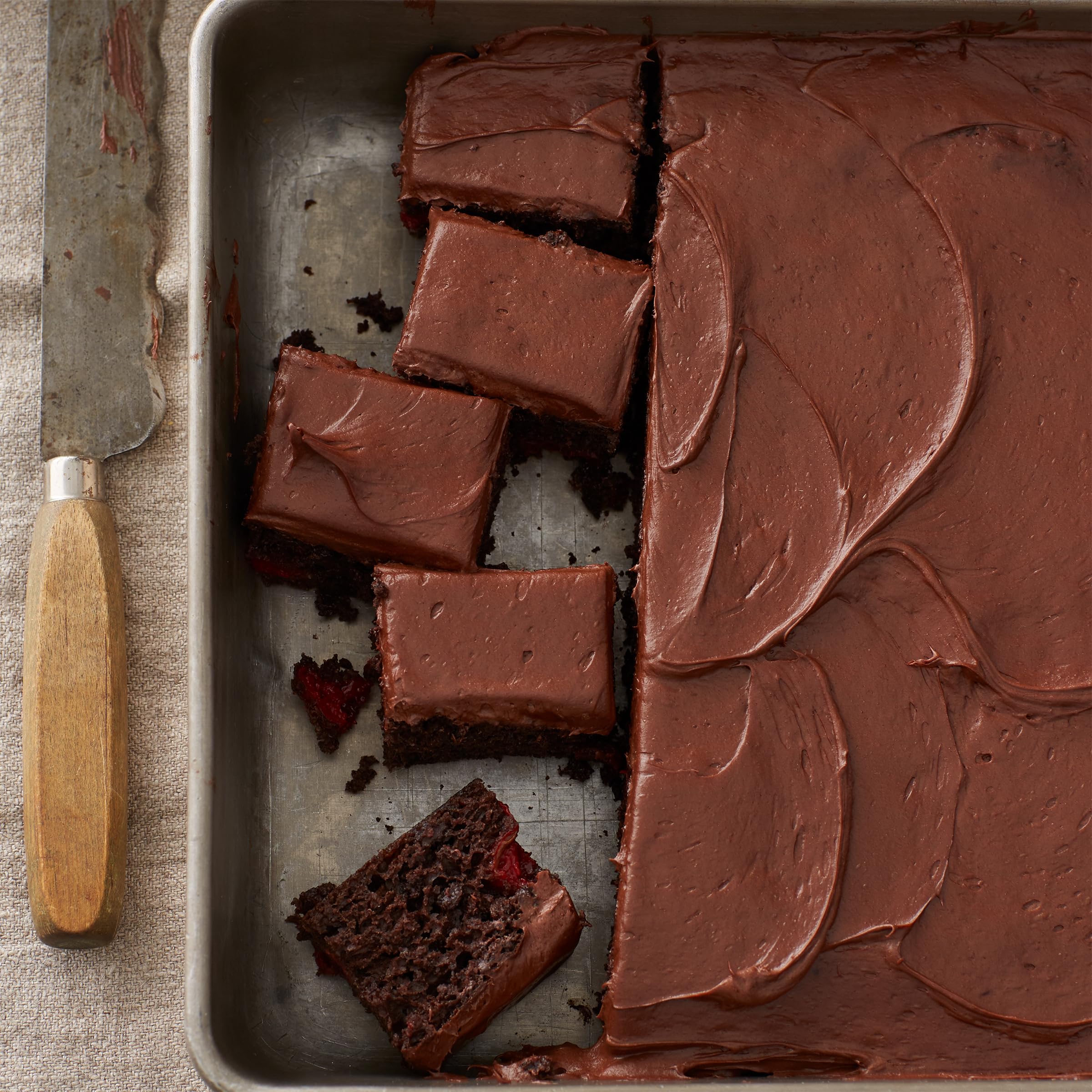 Betty Crocker Gluten Free Dark Chocolate Frosting - Rich & Creamy Icing for Cakes, Cupcakes & Desserts - 16 oz (Pack of 8) - Perfect for Birthday Parties, Baking & Holiday Treats