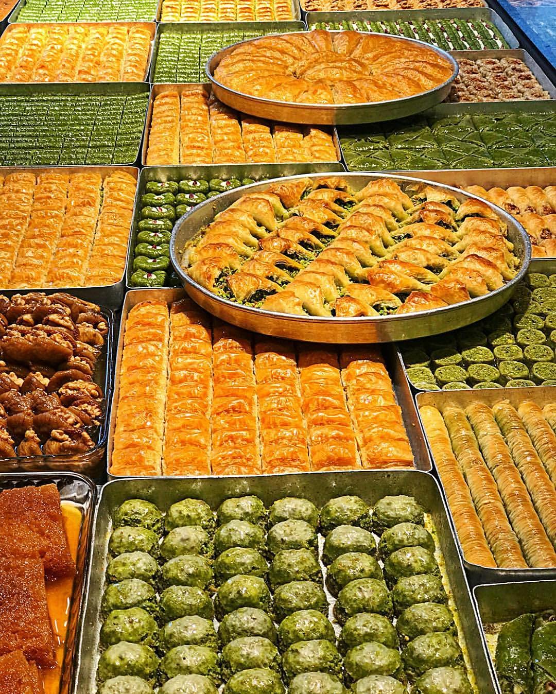 Premium Hafiz Mustafa 1864 Istanbul Baklava Pastry Gift Box - Authentic Turkish Baklava Dessert with Fresh Phyllo Dough, Pistachios, Hazelnuts & Walnuts - Perfect for Birthdays, Christmas Gifts, Parties & Special Occasions