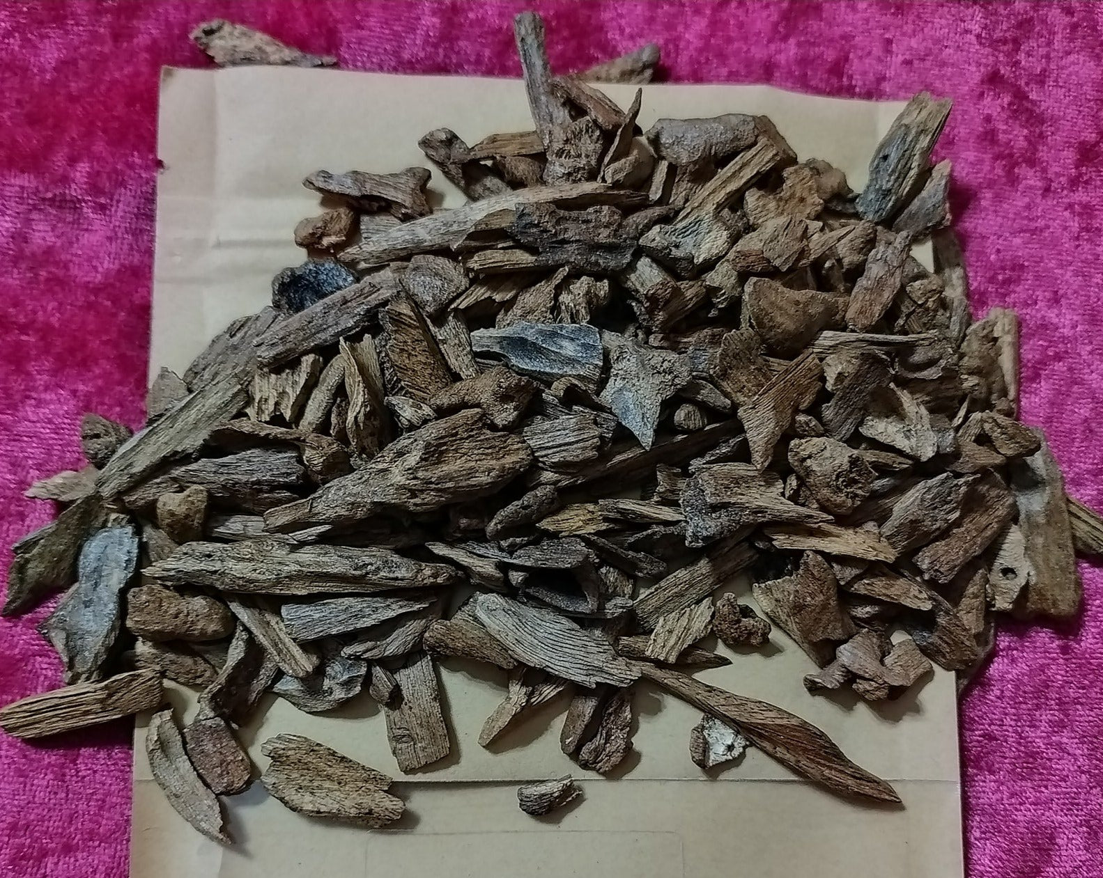 Premium Wild Assam Agarwood Chips - Natural Aloeswood Incense for Meditation, Aromatherapy & Relaxation (25g) | High-Quality Hindi Oudh Chips for Home, Yoga & Spiritual Practices