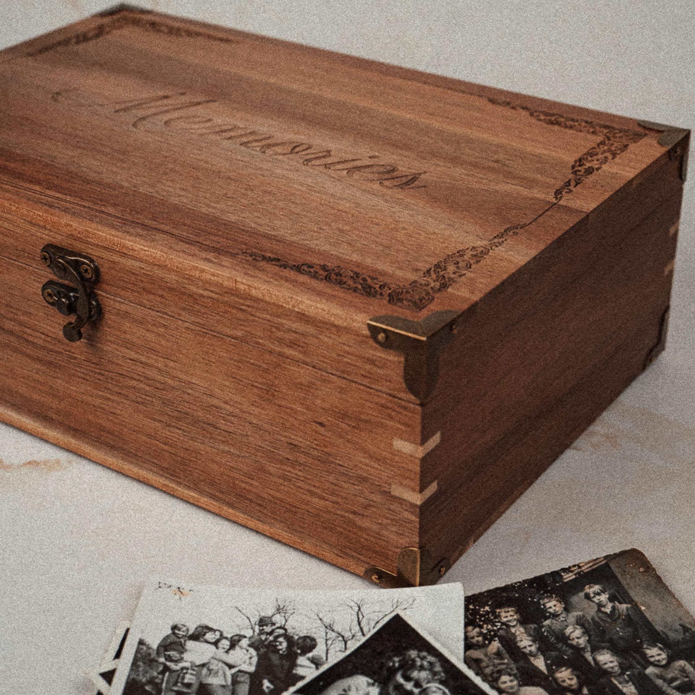Large Rustic Wooden Memory Keepsake Box with Hinged Lid & Chamois Leather Lining - Decorative Storage Box for Wedding, Anniversary, Baby Keepsakes & Family Heirlooms - Perfect for Home Decor, Gift Giving & Organizing Cherished Mementos