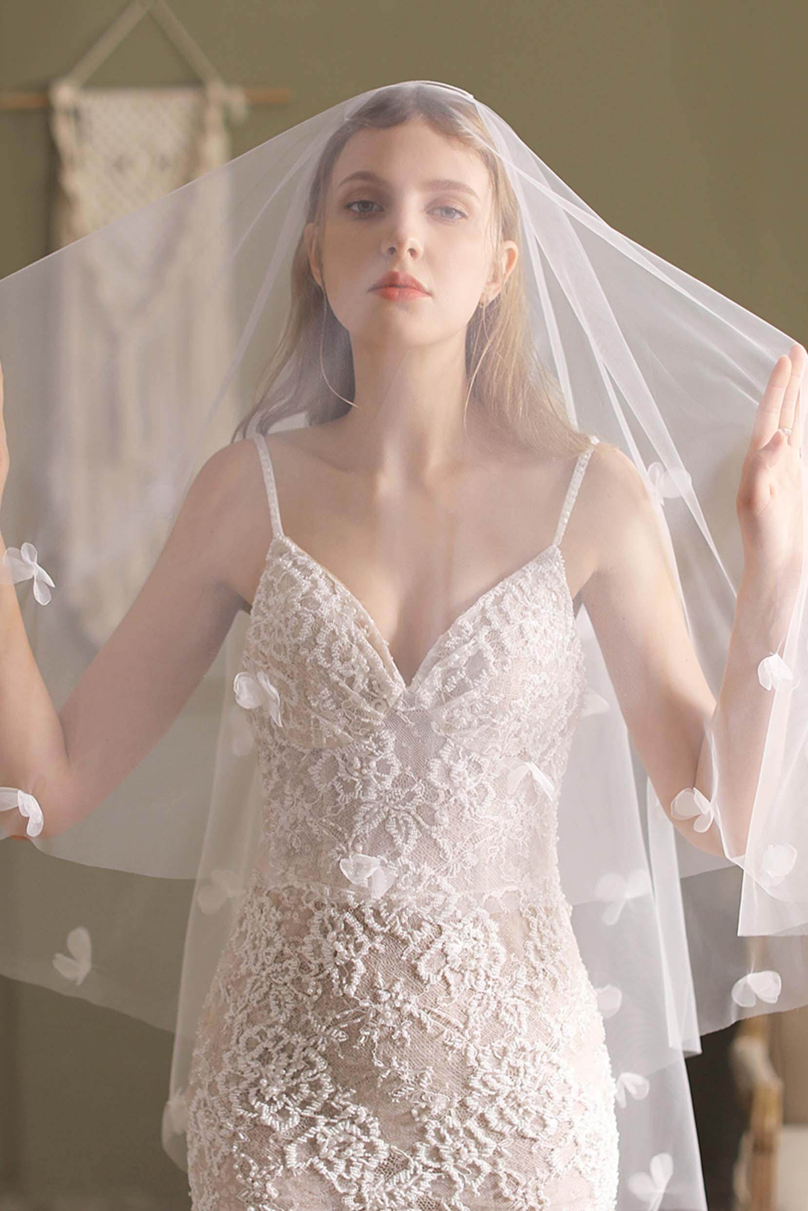 One-Tier Cut Edge Tulle Waist Veil with Flower CV0299 - Elegant Bridal Accessory for Weddings, Prom & Special Occasions