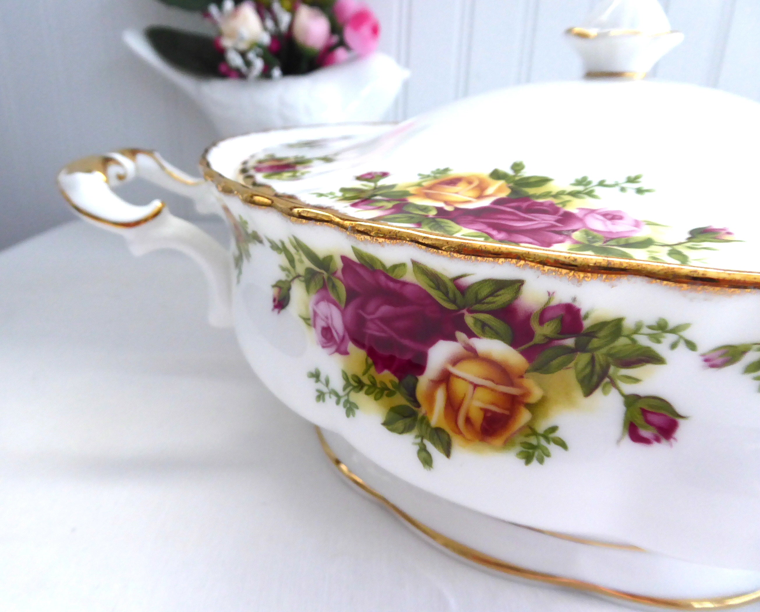 Royal Albert Old Country Roses Round Covered Vegetable Dish - 50 Ounce Large Vintage Serving Bowl with Lid (1990s) - Perfect for Dinner Parties, Holiday Meals & Elegant Table Settings
