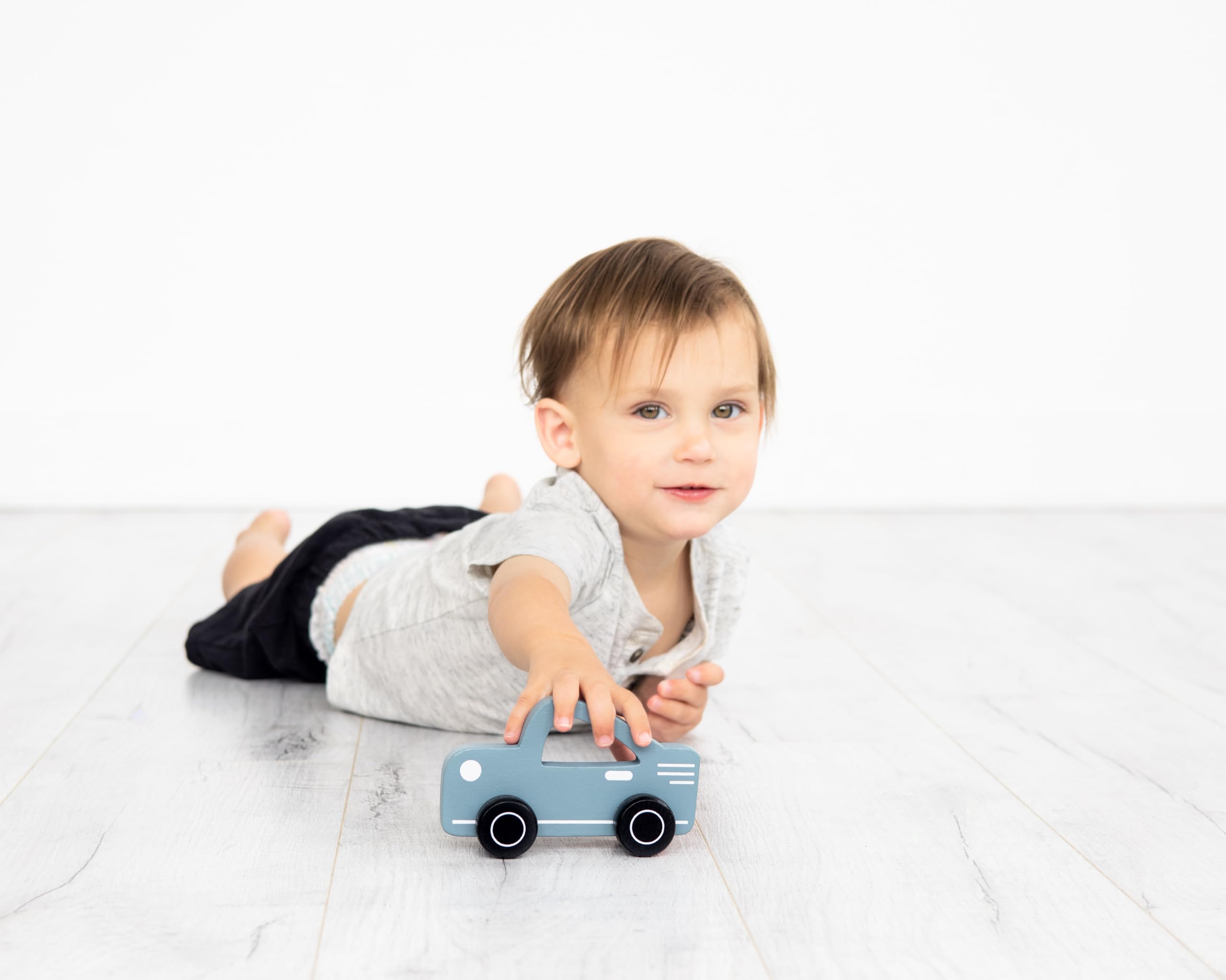 Pearhead Wooden Push and Pull Toy Car - Montessori Baby & Toddler Learning Toy - Gender Neutral Wooden Car for Boys & Girls - Perfect Nursery Toy for Early Childhood Development - Great for Playtime, Motor Skills & Sensory Exploration