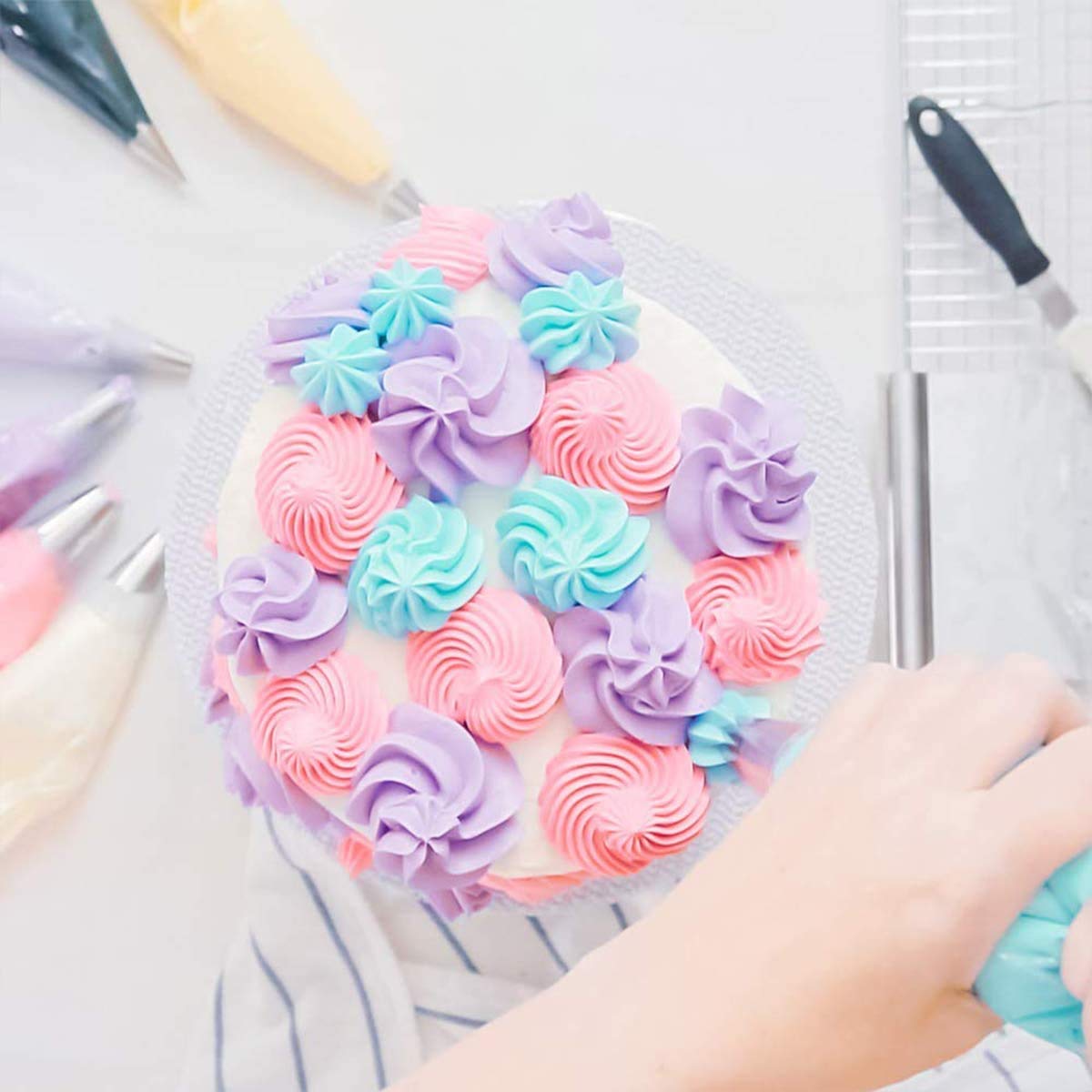 Disposable Piping Bags 14 Inch - 100 Pack Thickened Anti-Burst Pastry Bags for Cake Decorating, Cookie Frosting & Cream Icing | Non-Slip Design for Easy Baking & Dessert Making