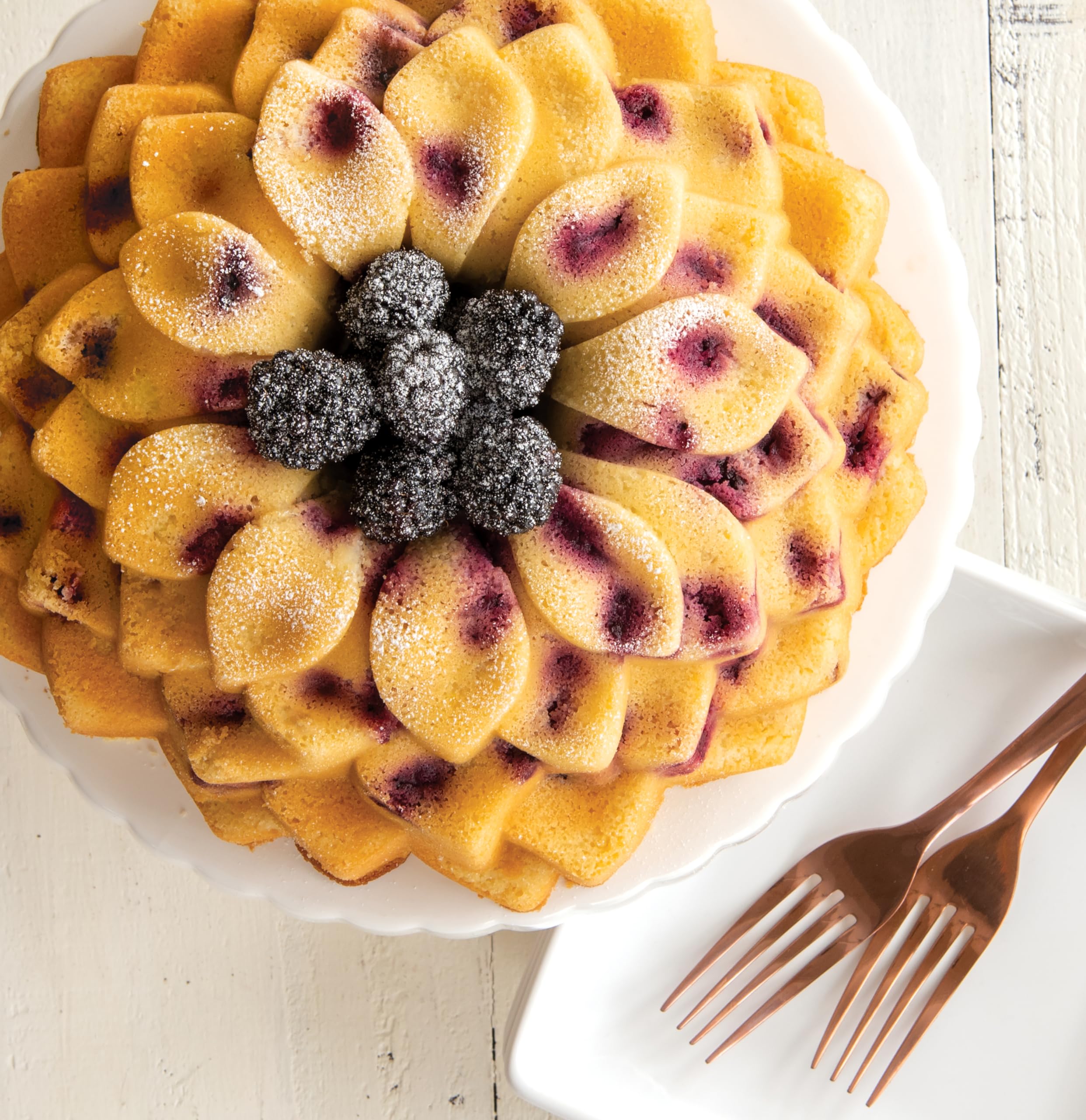 Nordic Ware Blossom Bundt Pan - Premium Non-Stick Baking Pan for Cakes, Bread & Desserts - Perfect for Birthday Parties, Tea Time & Holiday Baking