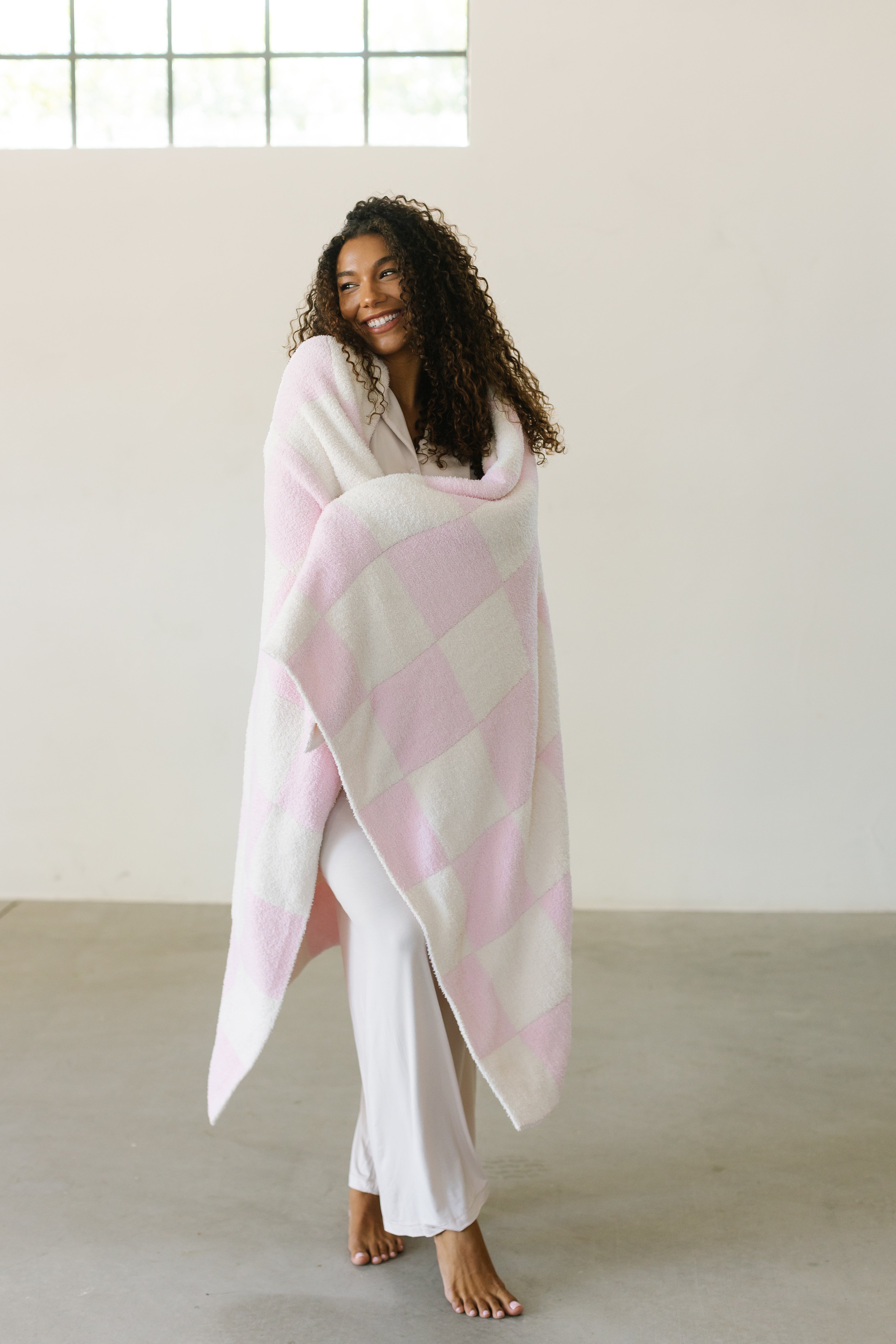 Pink Checkerboard Plush Blanket - Soft Cozy Throw for Bed, Couch & Home Decor - Perfect for Gifts, Nursery, and Relaxation
