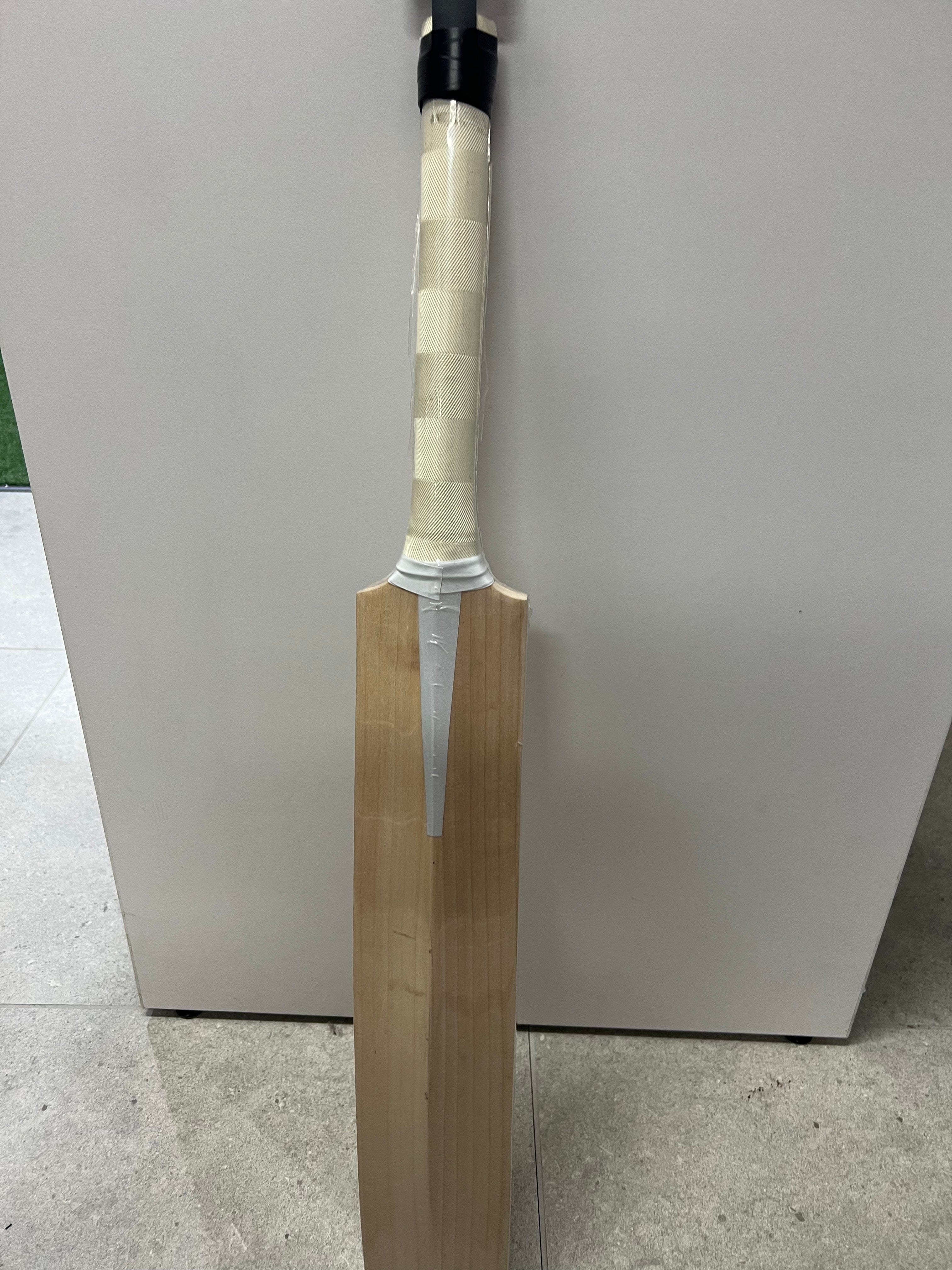 Hitman 45 Players Edition Junior Cricket Bat - Lightweight English Willow Cricket Bat for Kids & Youth - Perfect for Training, Matches & Backyard Cricket Practice