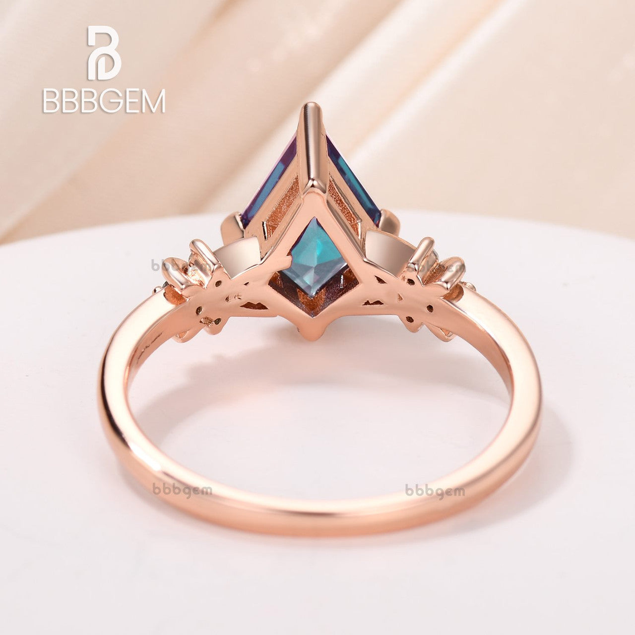 Vintage 925 Sterling Silver Kite Ring with Green Emerald & Moissanite - May Birthstone Jewelry for Women, Anniversary Gift, Perfect for Weddings, Parties & Special Occasions