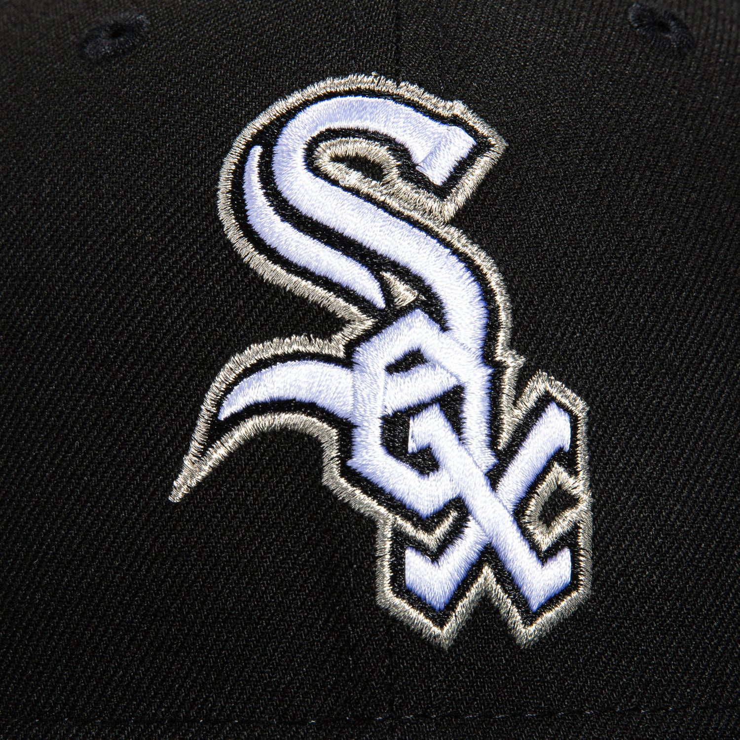 New Era 59Fifty Chicago White Sox Alternate Logo Patch Hat - Black & Metallic Silver Baseball Cap for Men | Official MLB Licensed Snapback | Game Day, Streetwear & Casual Outfits
