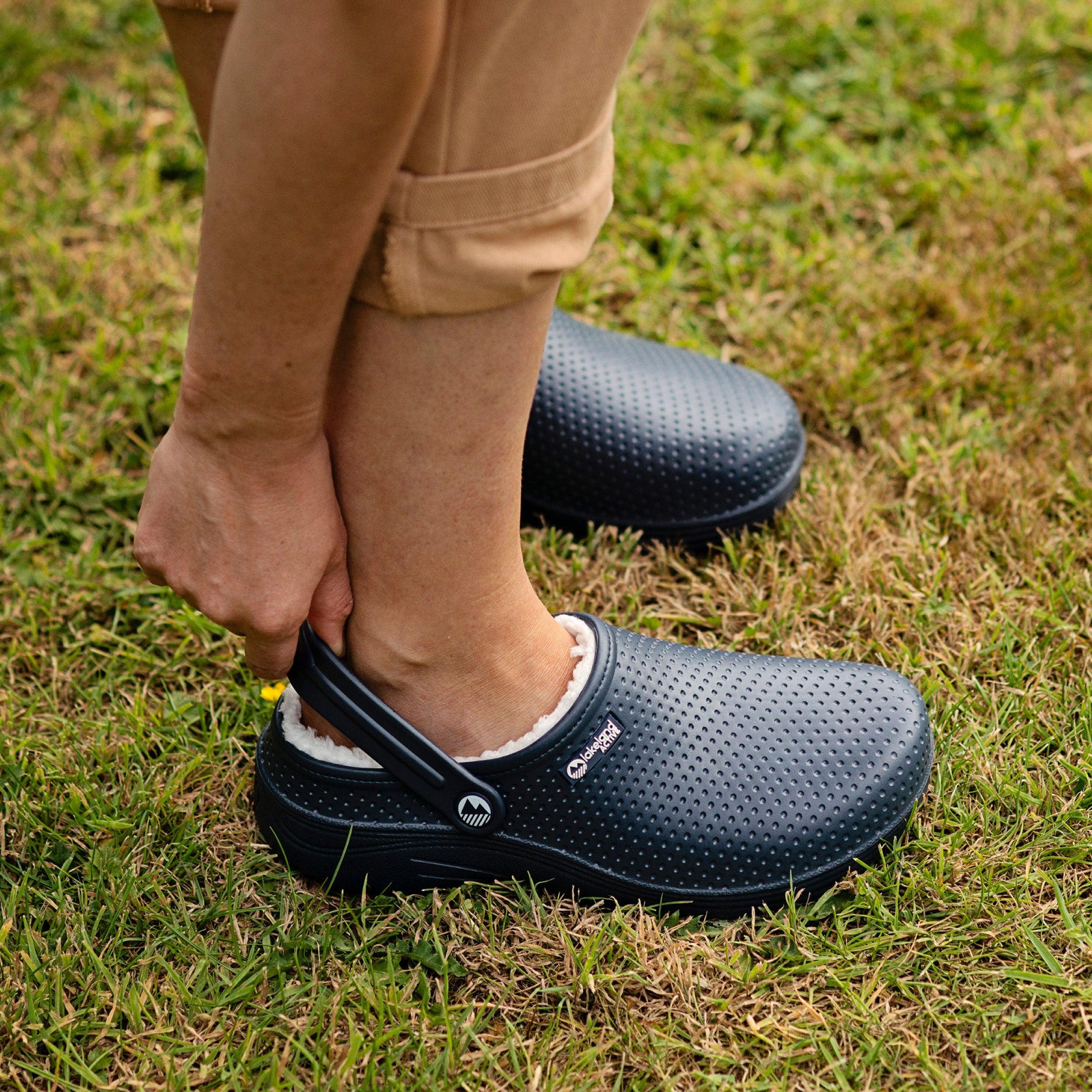 Women's Warm Fleece-Lined Clogs - Slip-Resistant Indoor/Outdoor House Shoes for Winter Comfort at Home & Garden