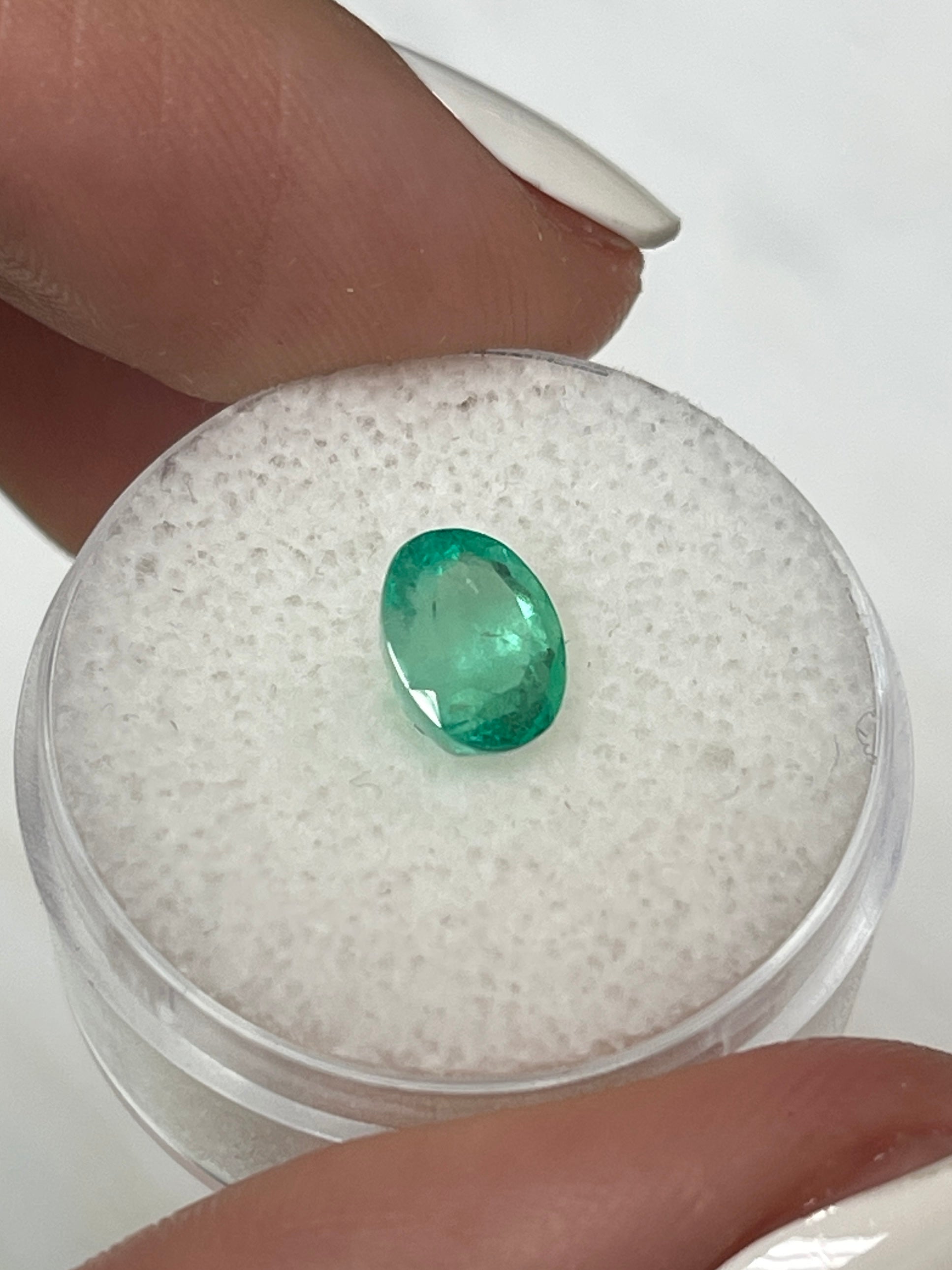 1.55 Carat Light Spring Green Natural Loose Colombian Emerald Oval Cut Gemstone for Jewelry Making, Engagement Rings & Fine Collections - Perfect for Birthstone Gifts & Luxury Accessories