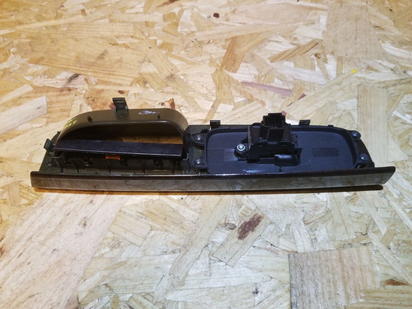 05-07 Volvo S40 Right Passenger Side Power Window Switch OEM Replacement - Perfect for Window Control & Repair in Volvo S40 Sedans