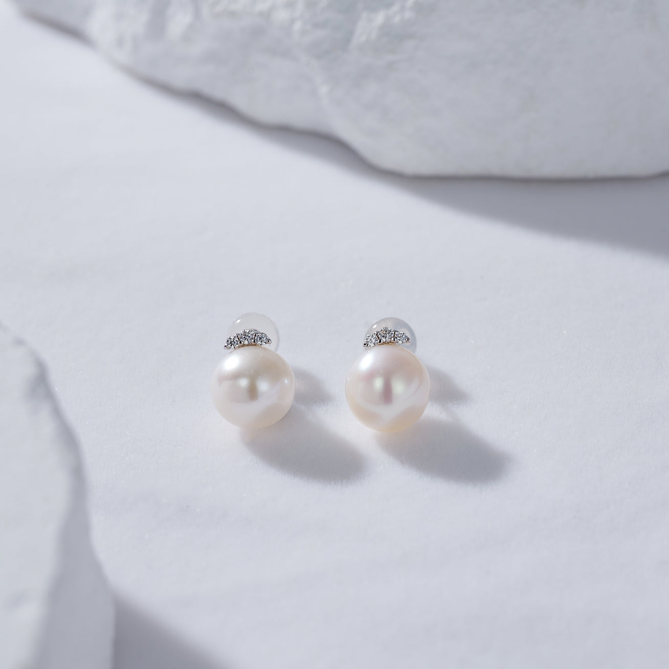18K Solid Gold Pearl Earrings for Women - Classic Stud Earrings with Genuine Pearls - Perfect for Weddings, Parties & Everyday Elegance (KE00090)