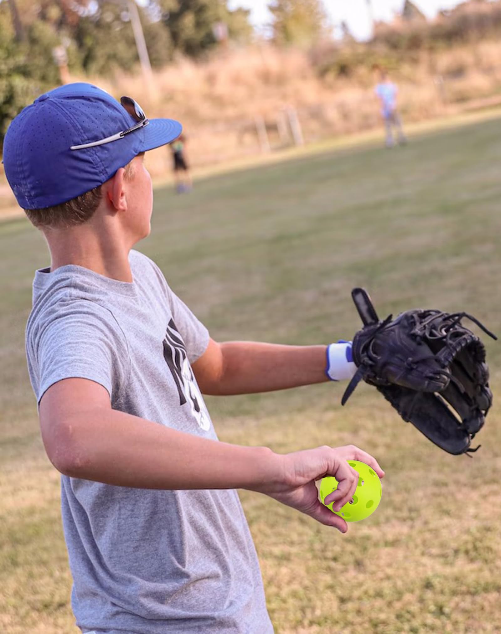 20 Pack Plastic Practice Baseballs & Softballs - Lightweight Hollow Training Balls for Hitting, Pitching, Batting - Limited Flight Indoor/Outdoor Use (2.83in Diameter) - Perfect for Backyard Drills, Batting Cages & Team Practices