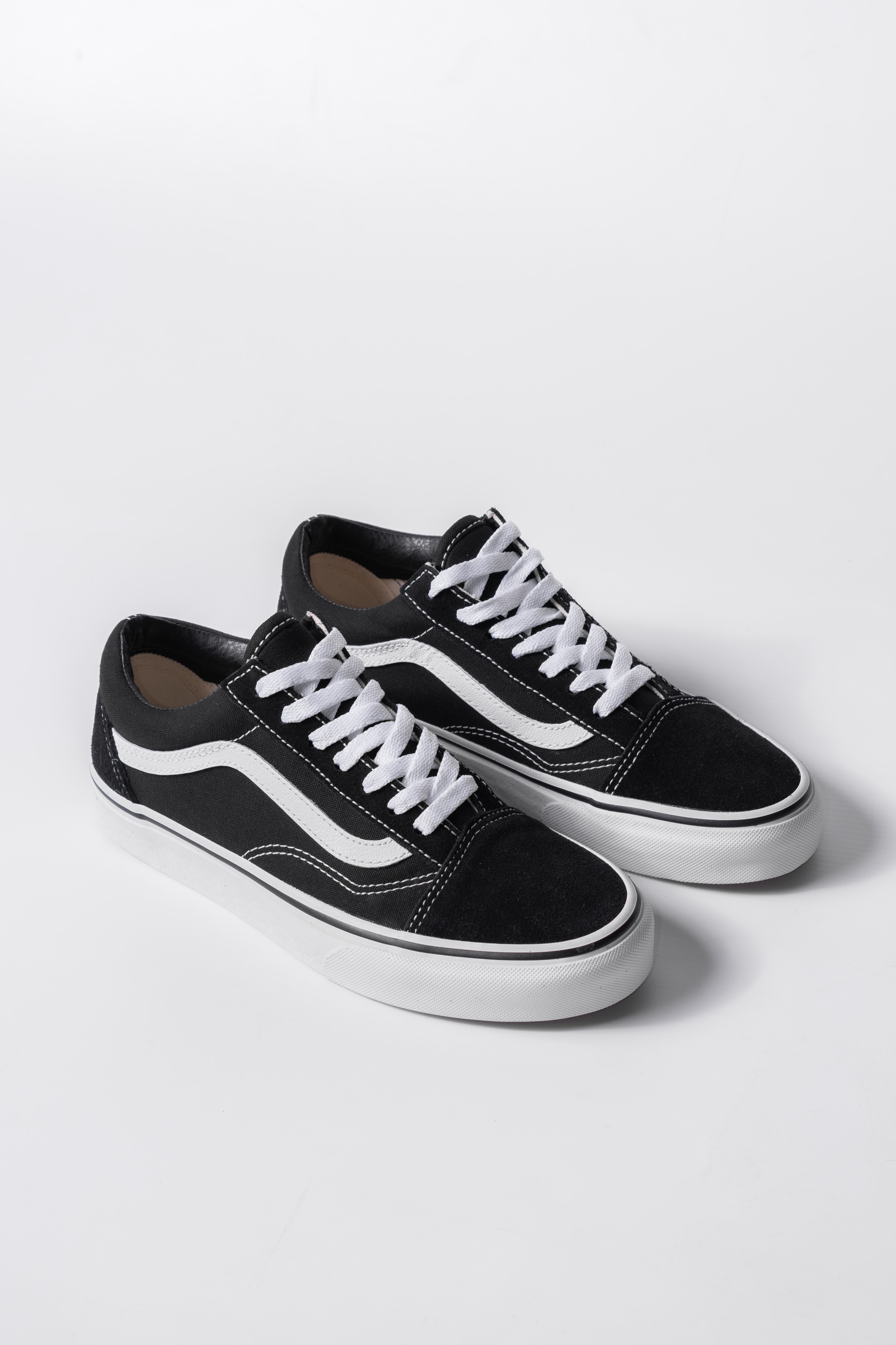 Vans Old Skool Unisex Skate Shoes - Black & White Classic Sneakers for Men & Women | Perfect for Skateboarding, Streetwear & Casual Outfits