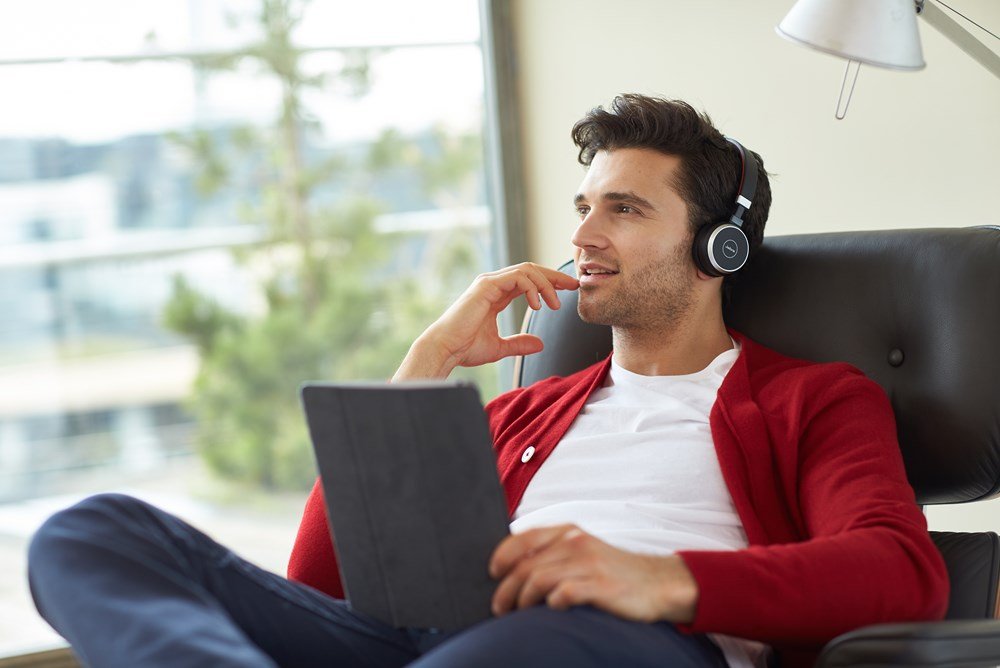 Jabra Evolve 65 Wireless Bluetooth Stereo Headset with Noise Cancelling Mic - MS Version Bundle Includes USB Dongle, Charging Stand & Extra Ear Cushions - Compatible with Skype, Teams, Zoom, PC, Mac & Smartphones - Perfect for Home Office, Remote Work & Video Conferencing