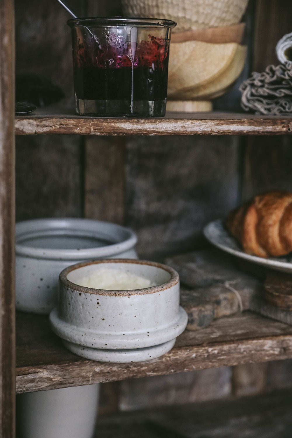 Premium Ceramic Butter Keeper with Lid - Airtight Butter Dish for Fresh Spreadable Butter - Perfect for Kitchen Countertop, Dining Table & Breakfast Buffet