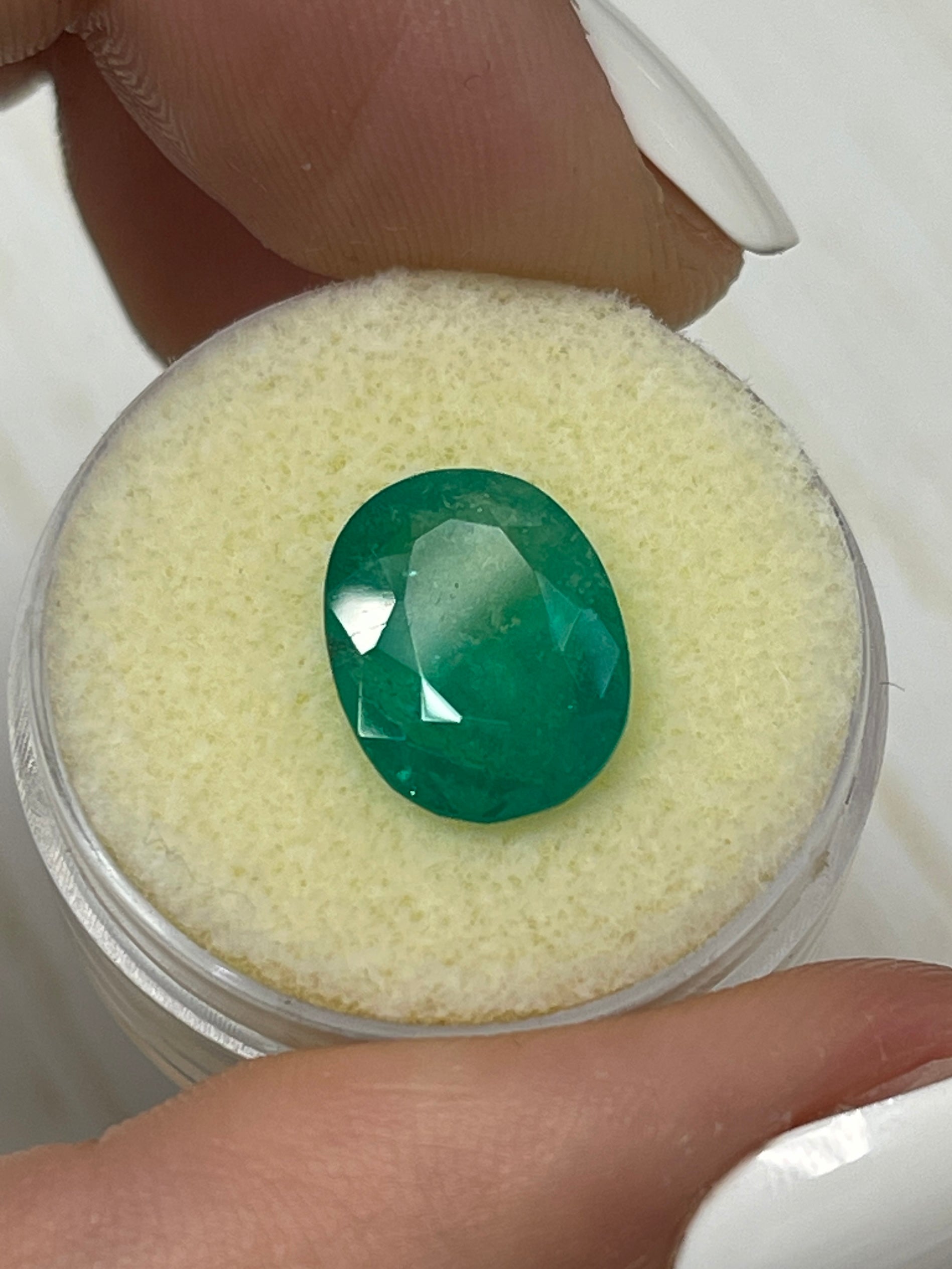 4.31 Carat Natural Colombian Emerald - Deep Medium Green Oval Cut Loose Gemstone for Jewelry Making, Engagement Rings & Luxury Gifts