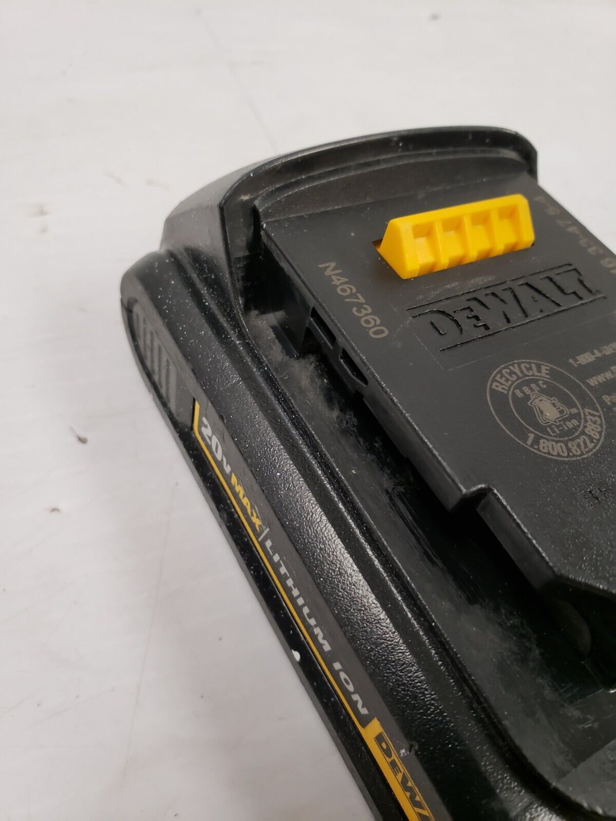 DEWALT DCB201 20V MAX Lithium-Ion Battery Pack - Compatible with DEWALT 20V Tools - Power Drills, Saws, Flashlights & More - Ideal for DIY Projects, Construction & Home Improvement