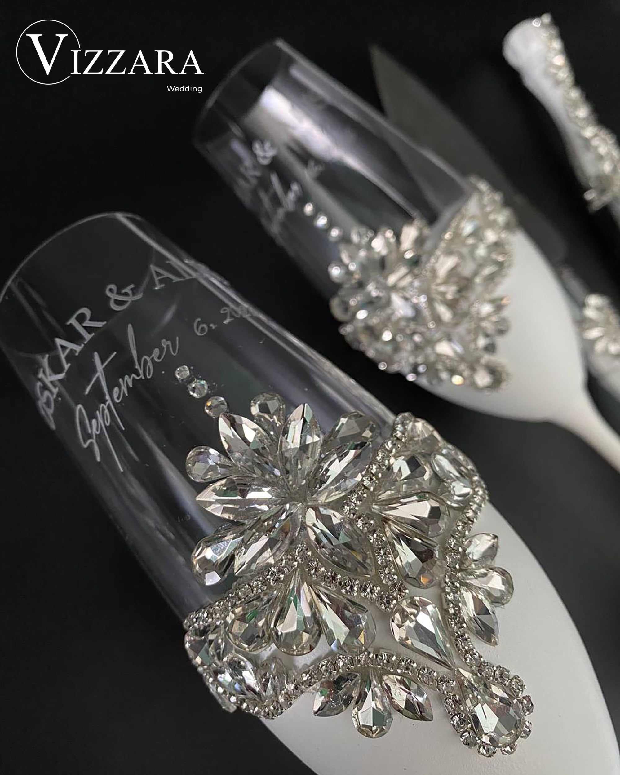 Personalized Wedding Glasses Set of 2 - Champagne Flutes & Cake Cutting Set for Bride and Groom - Elegant White Wedding Serving Set - Perfect for Wedding Toast, Anniversary & Romantic Celebrations