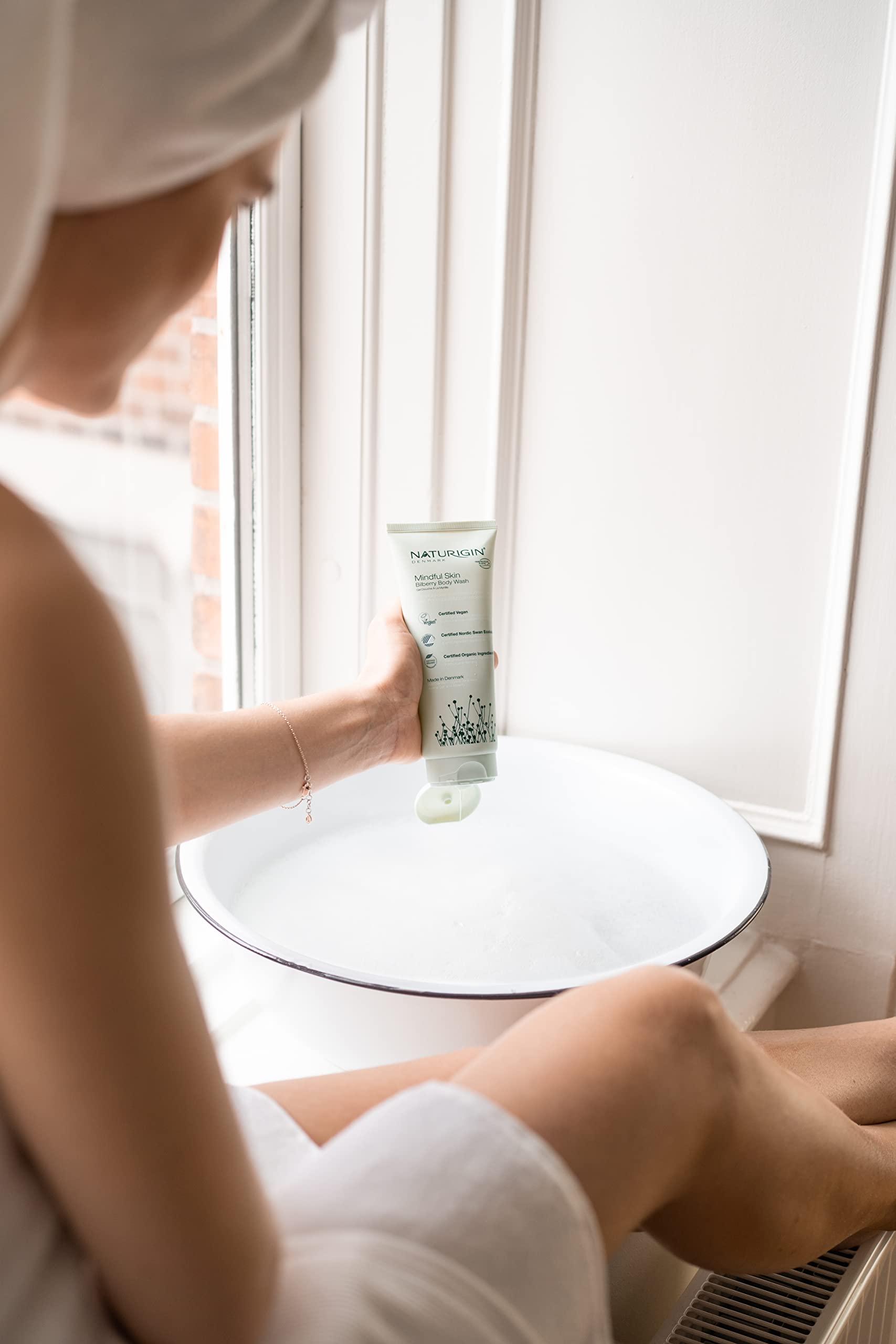 Naturigin Mindful Skin Body Wash - Organic & Natural Bath & Body Wash for Women & Men - Hydrating Body Care with Certified Organic Aloe Vera, Oat & Bilberry - Perfect for Sensitive Skin & Daily Shower Routine