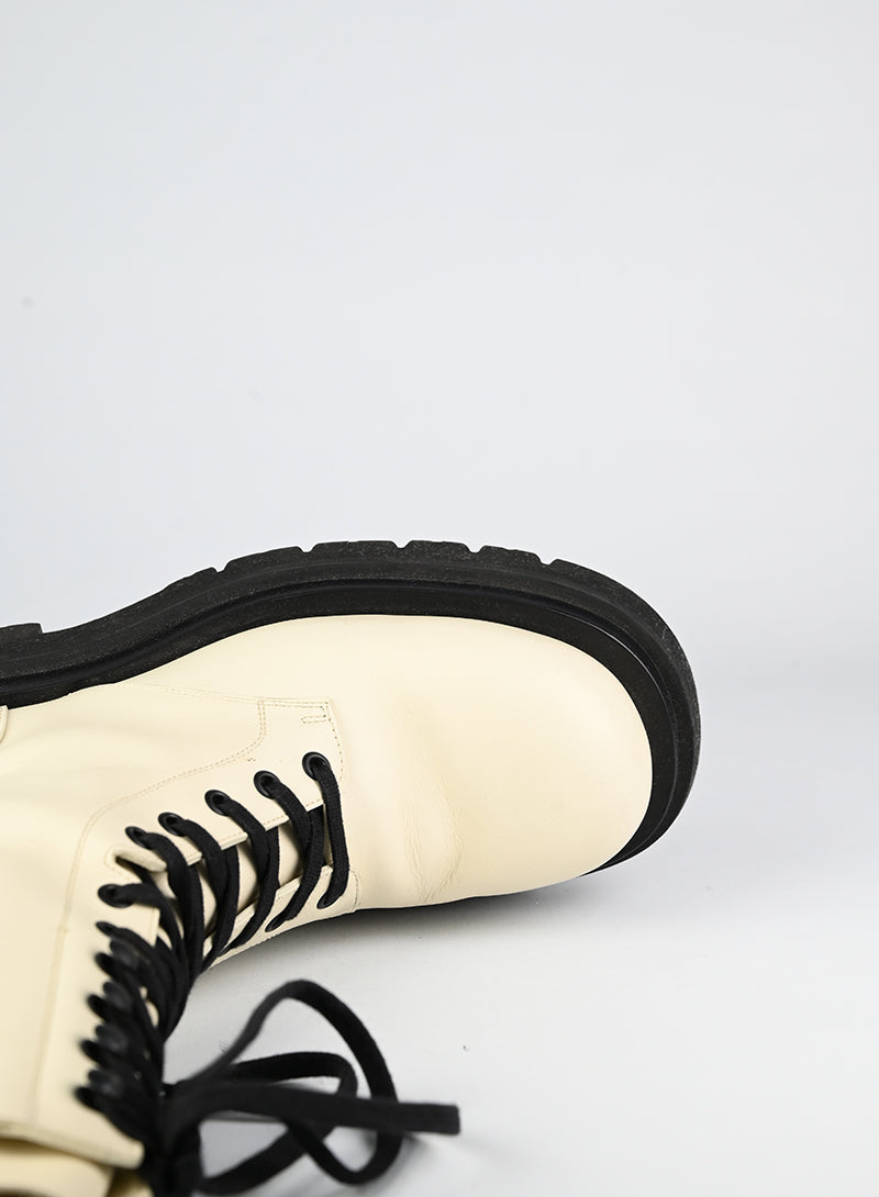 Bottega Veneta White Leather Anfibi Boots Size 39 - Perfect for Winter Fashion & Outdoor Adventures
