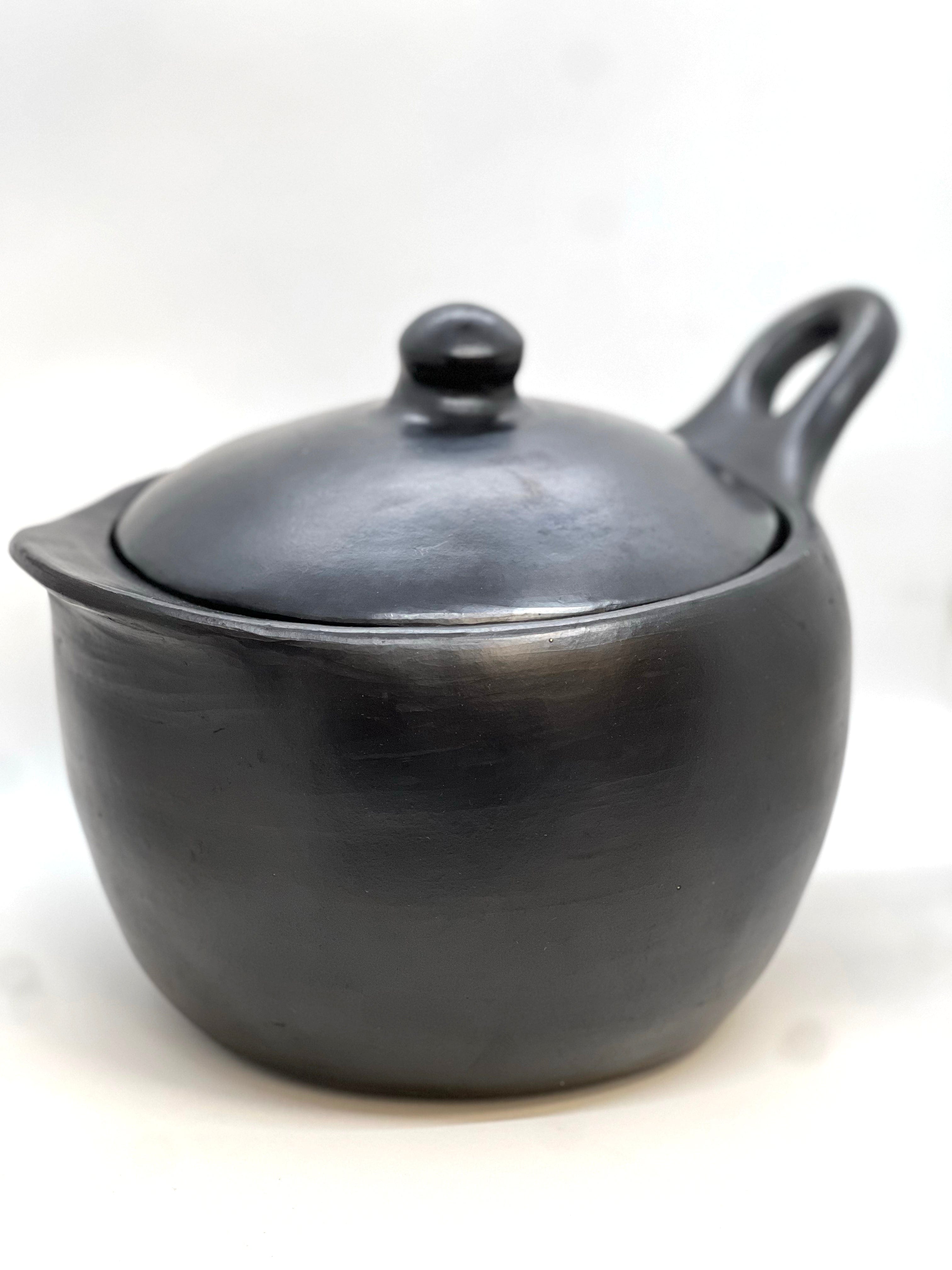 Authentic Chamba Sauce Pan with Lid – Elegant & Versatile All-Natural Black Clay Pot with Handle for Slow, Even Cooking – Perfect for Vegetables, Rice, Stews & More – Stovetop & Oven Safe – Handmade in Colombia – Ideal for Home Cooking, Camping & Gourmet Meals