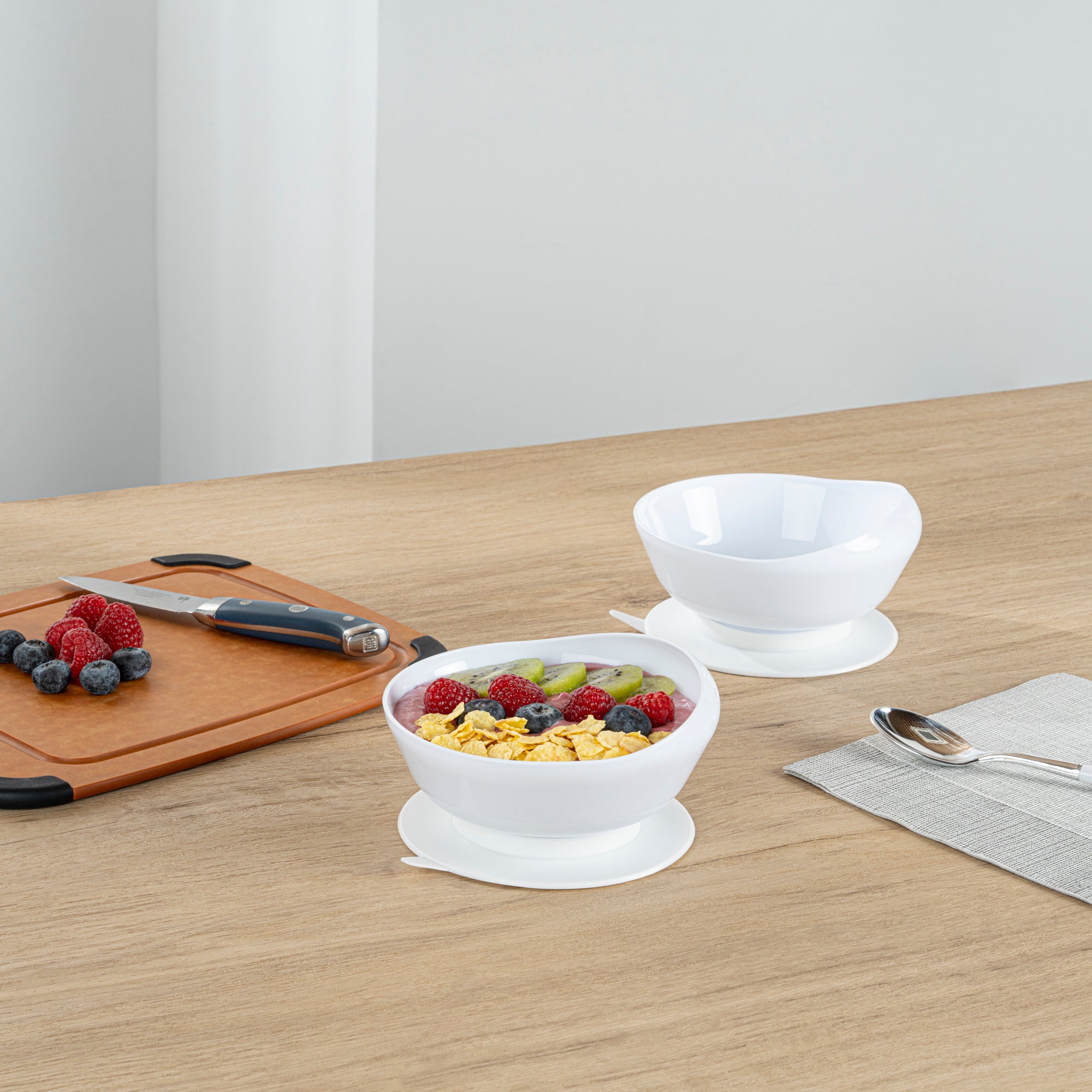 **Adapt Tek 19 oz Round White Plastic Scoop Bowl – Spill-Proof with Suction Base, 5.75