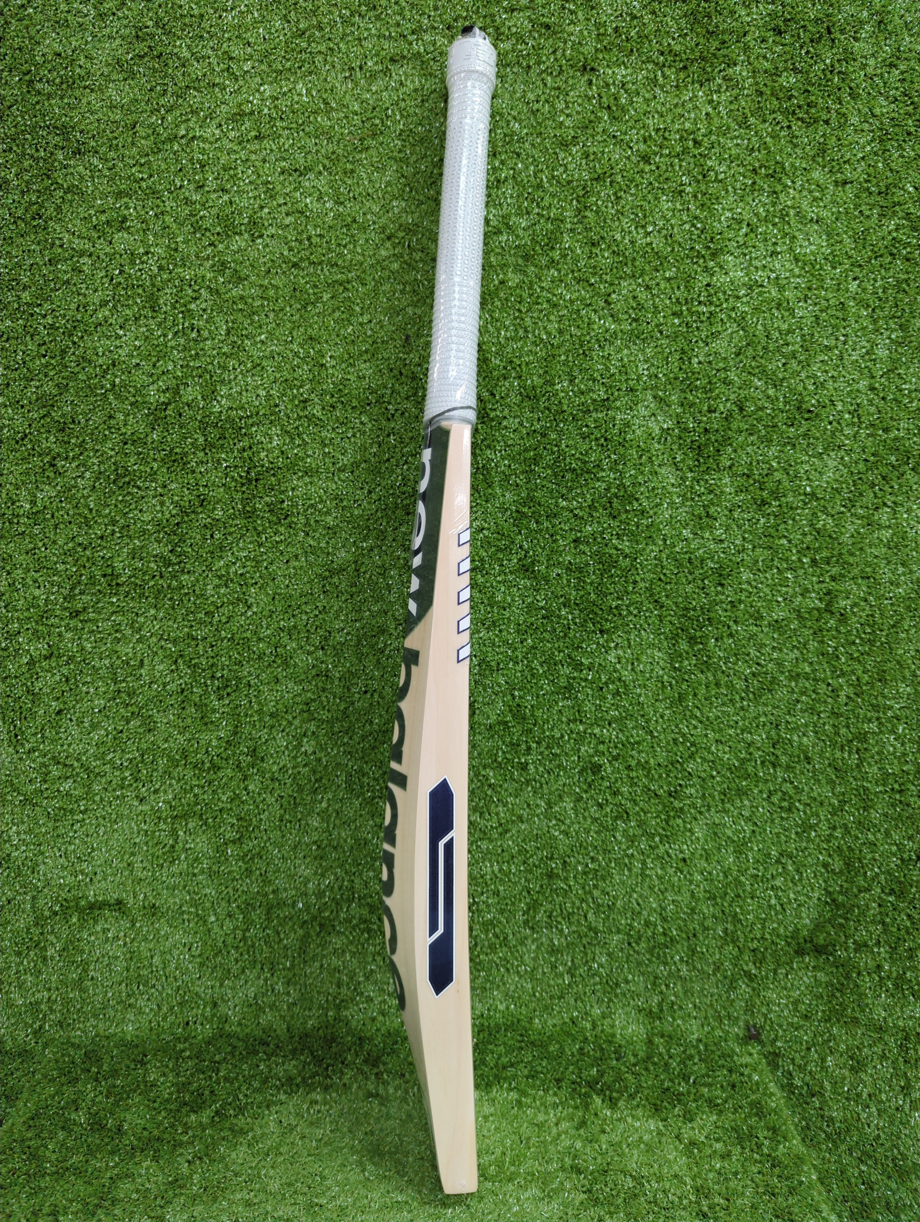 NB DC 800i Max English Willow Cricket Bat - Premium Grade Cricket Equipment for Professional Players - Perfect for Matches, Training & Practice Sessions