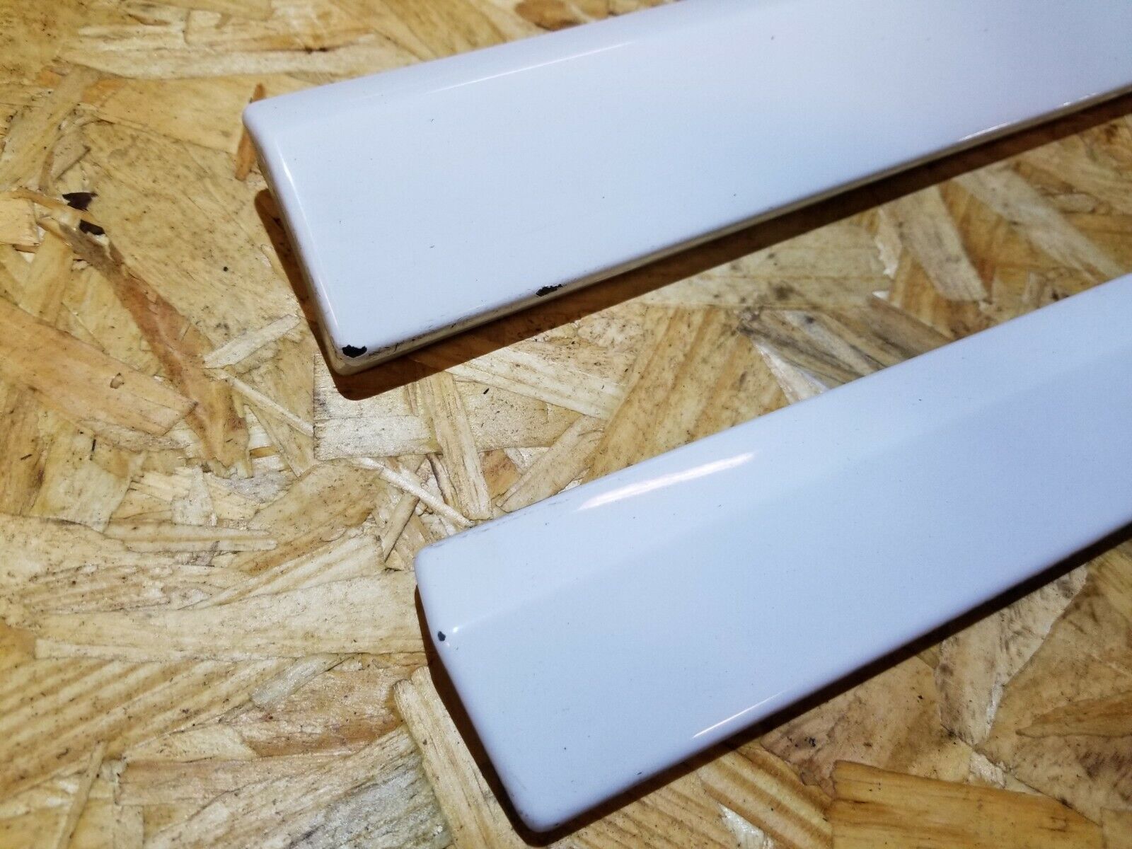 2006-2011 Volvo S40 Right Passenger Side Front Door Molding Trim 2-Piece Set - OEM Replacement Part for Car Door Protection & Style Enhancement
