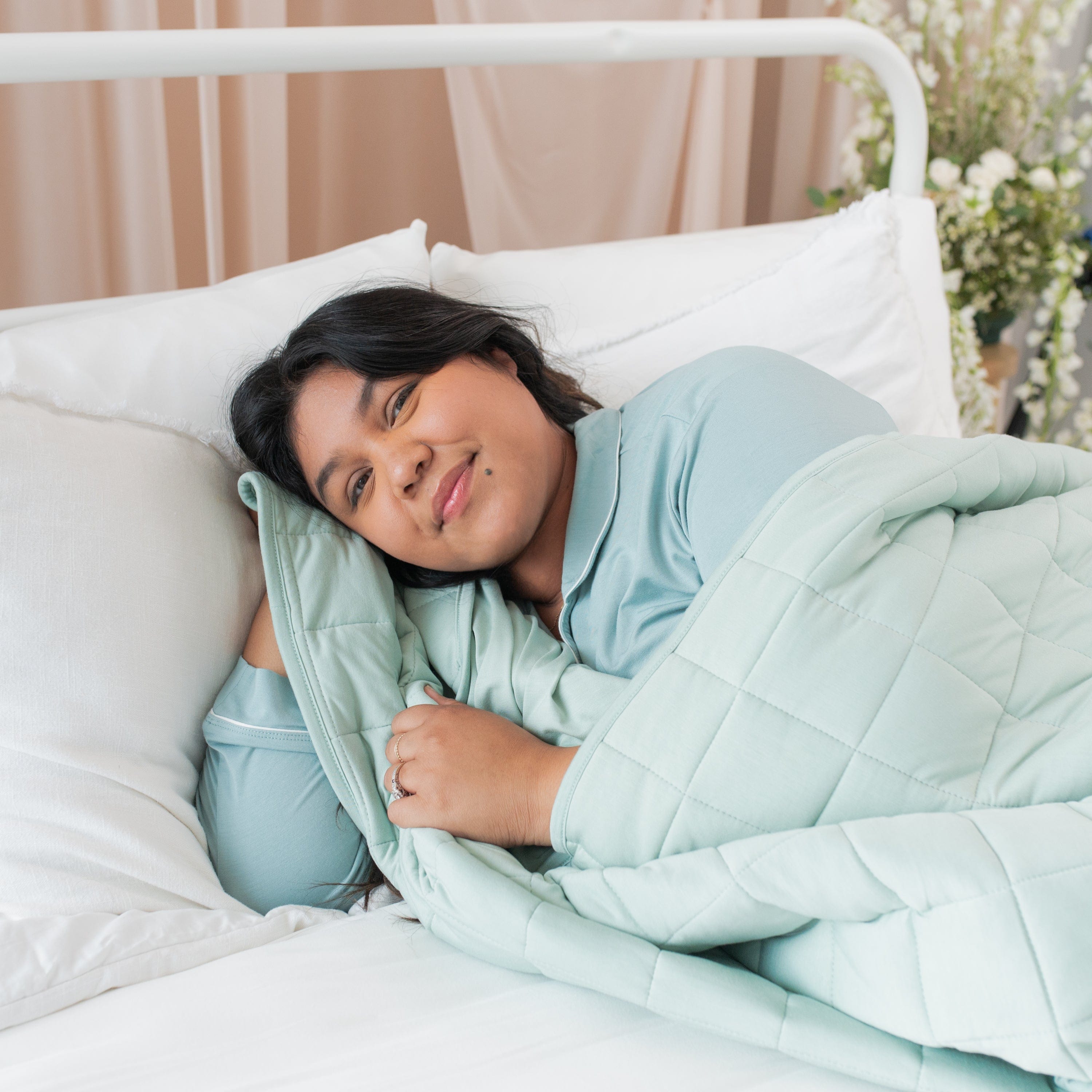Cozy Sage Green Quilted Blanket for Adults - Soft & Warm Bed Throw - Perfect for Living Room, Bedroom, or Outdoor Use