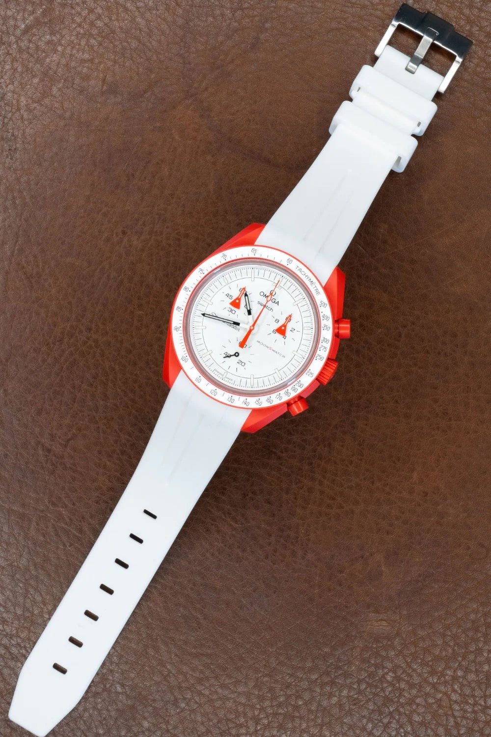 Premium White Curved Rubber Watch Band - Durable & Comfortable for Sports, Swimming & Outdoor Activities