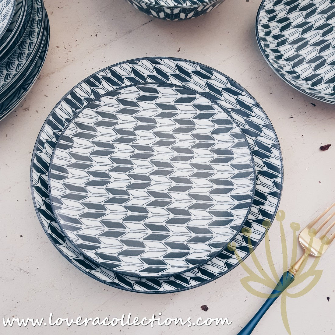 Awasaka Black & White Modern ARROWS Dinnerware Set - 16-Piece Porcelain Plates, Bowls & Mugs - Elegant Tableware for Dinner Parties, Restaurants & Home Decor (60% Off Limited Time Sale)
