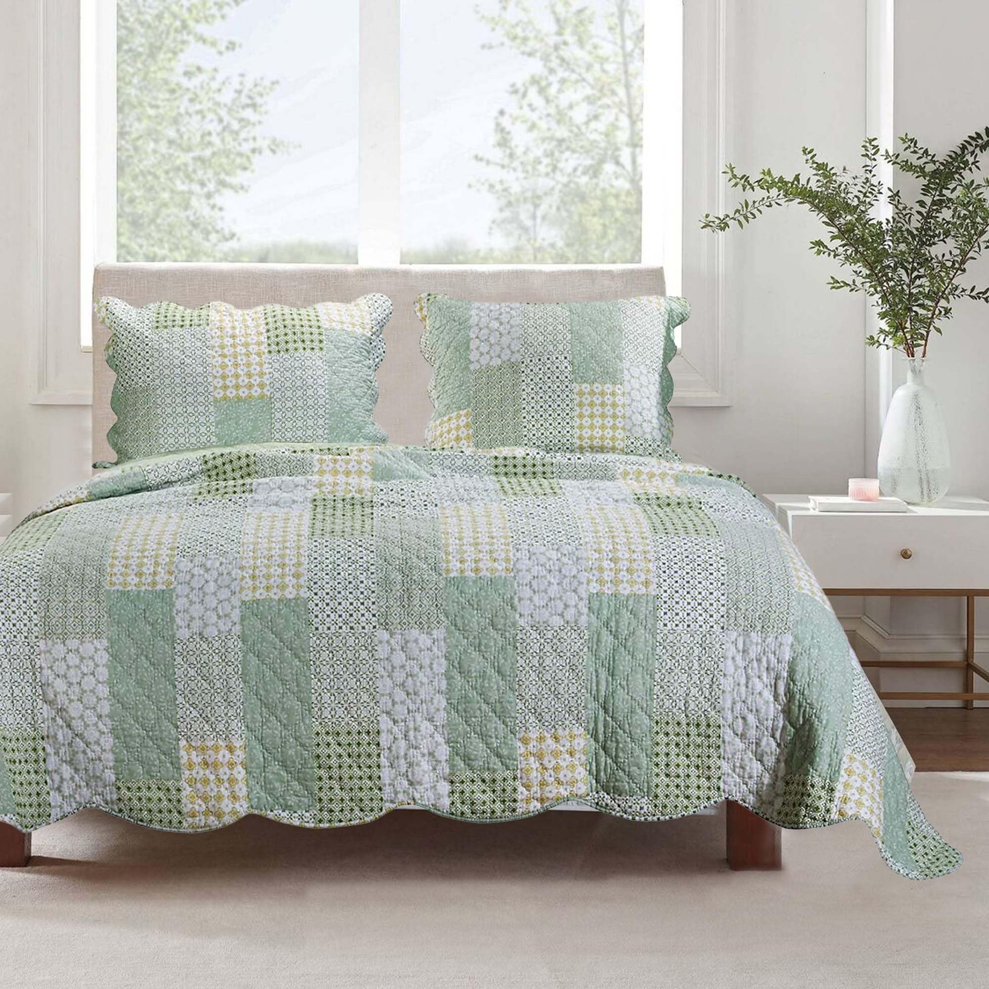 Benjara Reversible Queen Size Quilt Set - Geometric Pattern Green Bedding - Soft Fabric for Master Bedroom, Guest Room & Cozy Home Decor