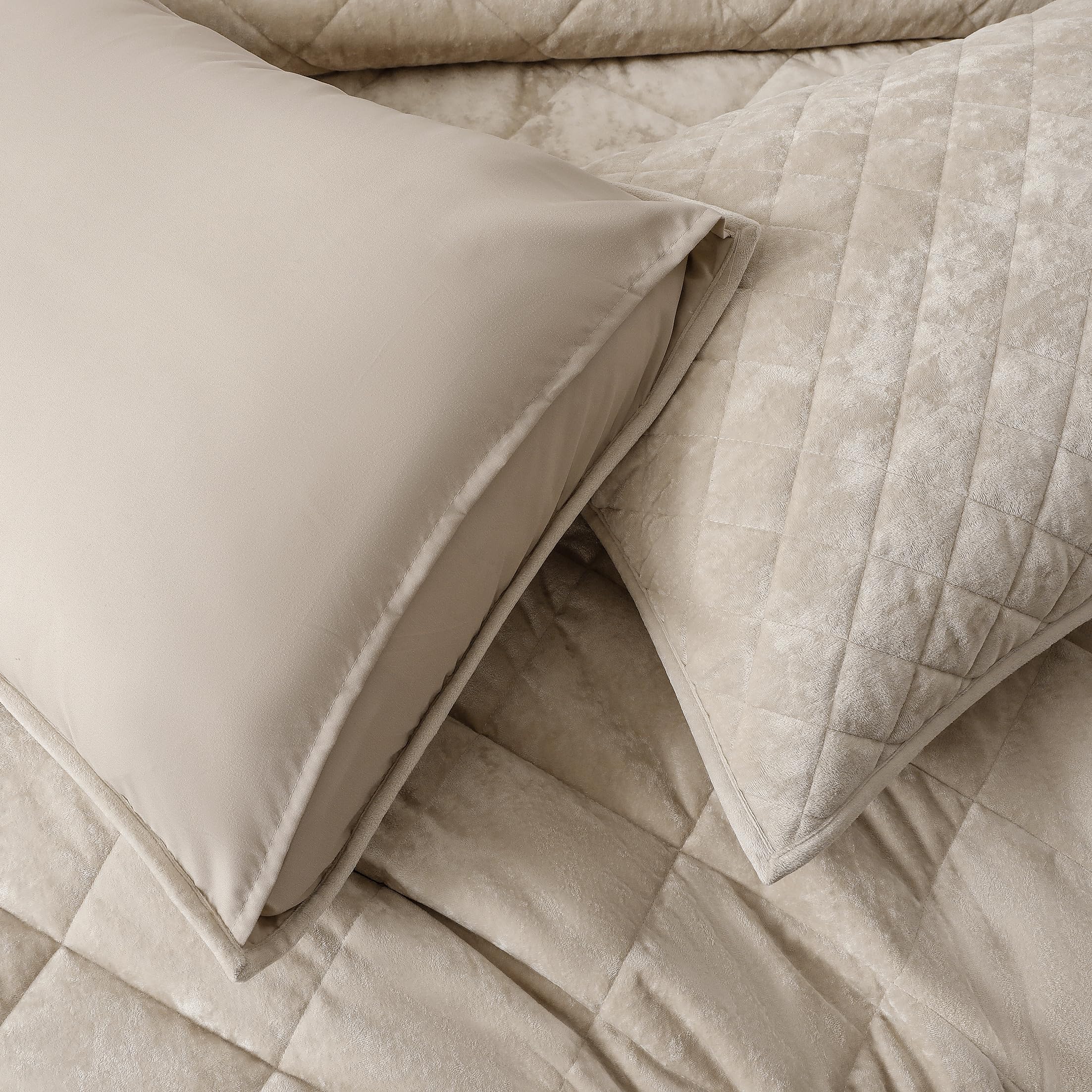 Luxury Velvet Quilt Set King Size - Ultra Soft Lightweight Summer Velvet Comforter Set with Diamond Pattern, Oversized Bedspread Coverlet & 2 Shams for All Seasons (Beige, King) | Perfect for Master Bedroom, Guest Room & Cozy Home Decor