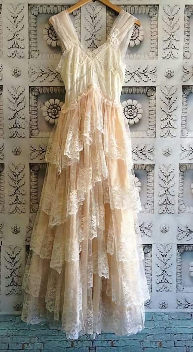 Elegant A-Line Lace Tulle Prom Dress with V-Neck - J4677 | Perfect for Homecoming, Formal Dances & Special Occasions