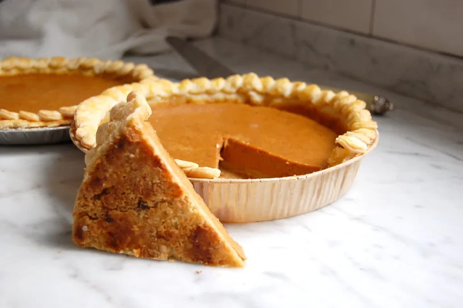 9-Inch Disposable Aluminum Pie Pans - 25 Pack, Oven & Freezer Safe for Baking Pies, Quiches, Tarts - Perfect for Holidays, Parties & Meal Prep