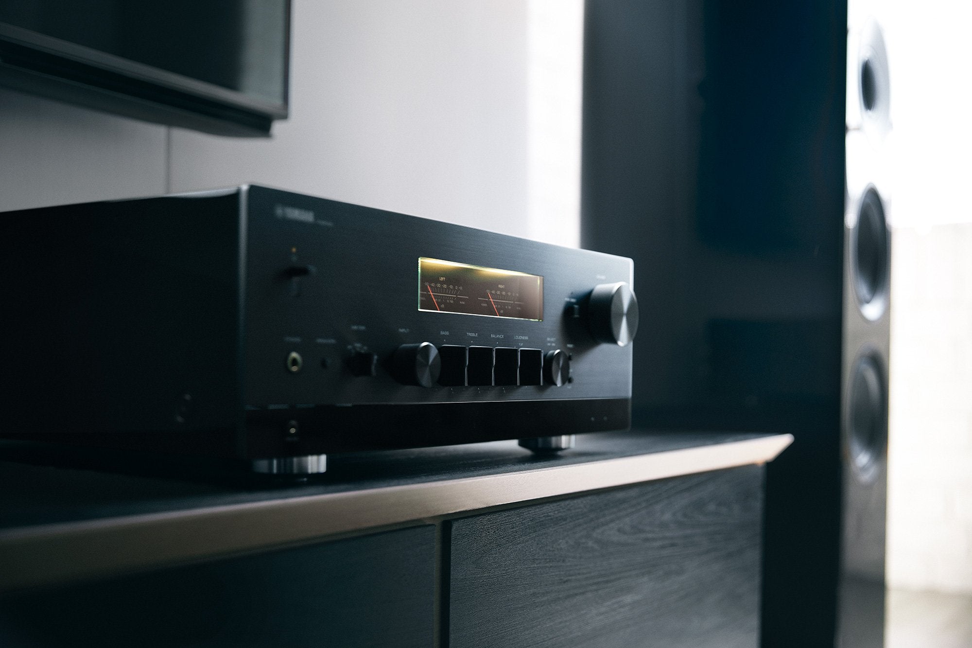 Yamaha R-N2000A Hi-Fi Network Stereo Receiver - Wireless Streaming, High-Resolution Audio, Multi-Room Music System for Home Theater & Audiophile Setup