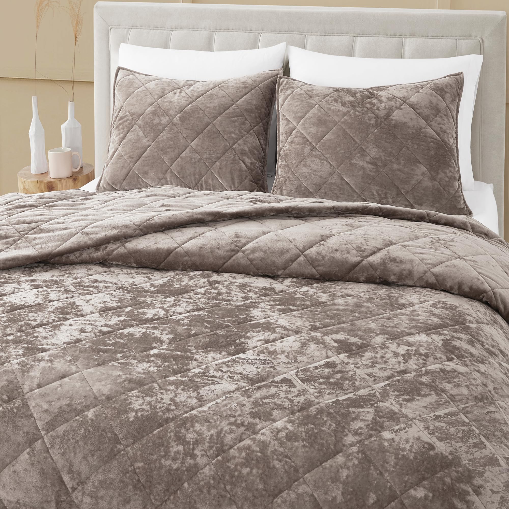 Luxury Velvet Quilt Set King Size - Ultra Soft Lightweight Summer Velvet Comforter Bedding Set with 2 Shams, Diamond Pattern Oversized Bedspread Coverlet for All Seasons (Light Brown, King) - Perfect for Master Bedroom, Guest Room & Cozy Home Decor