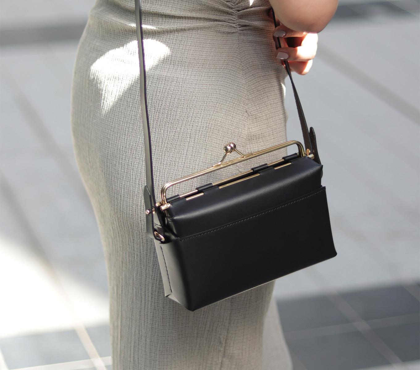Stylish Kisslock Handbag for Women - Vintage Inspired Clutch Purse with Secure Lock Closure - Perfect for Evening Parties, Weddings & Special Occasions