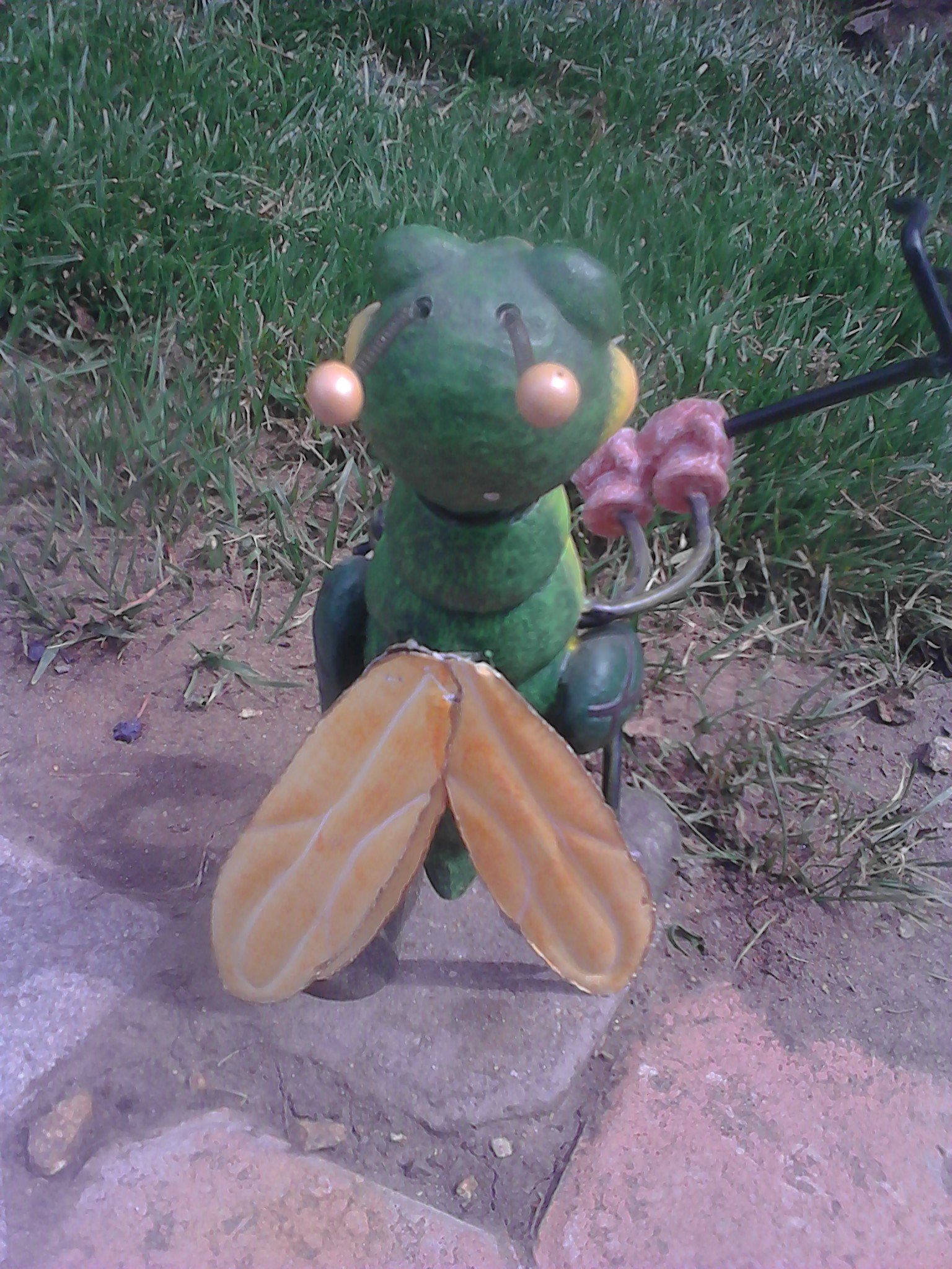 Funny Bobble Head Grasshopper Figurine for Garden Decor - Perfect for Outdoor Lawn, Patio, and Yard Ornament
