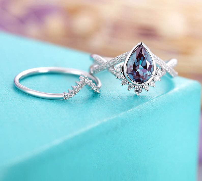 Vintage Pear Shaped Alexandrite Moissanite Engagement Ring Set - 14K Gold Wedding Band for Women, Unique Promise & Bridal Jewelry Gift for Anniversary, Proposal & Special Occasions