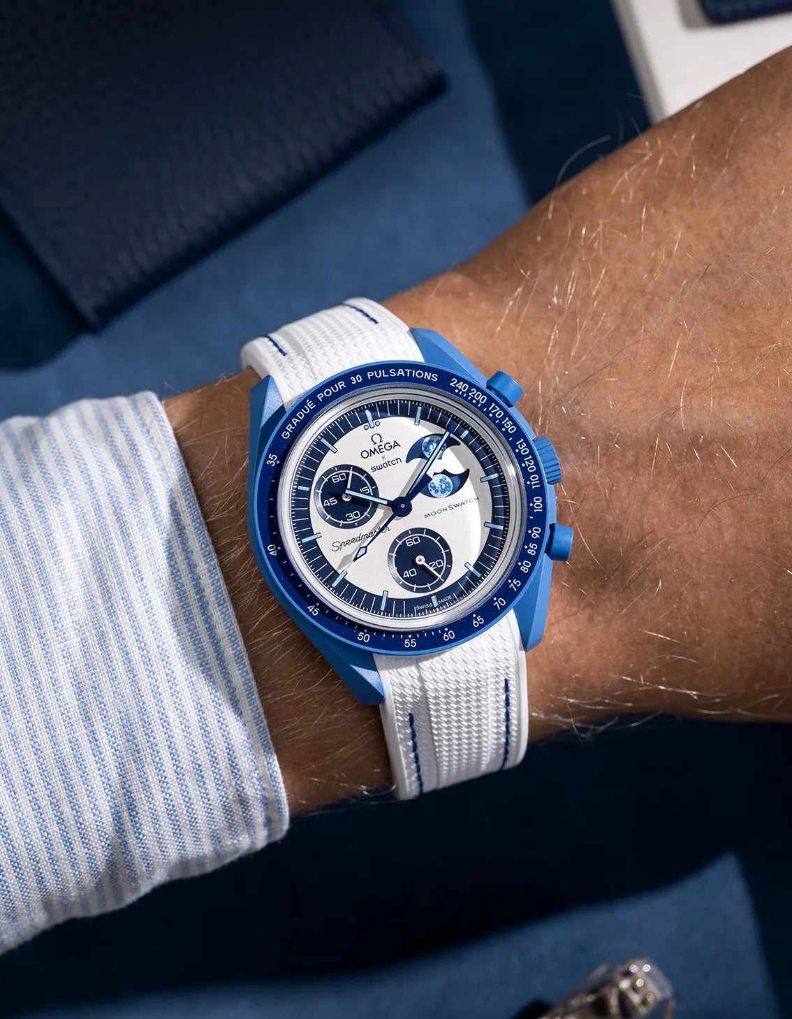 Curved Vertech Rubber Watch Strap with White & Blue Stitches - Durable & Comfortable Replacement Band for Smartwatches & Fitness Trackers - Perfect for Sports, Swimming & Everyday Wear