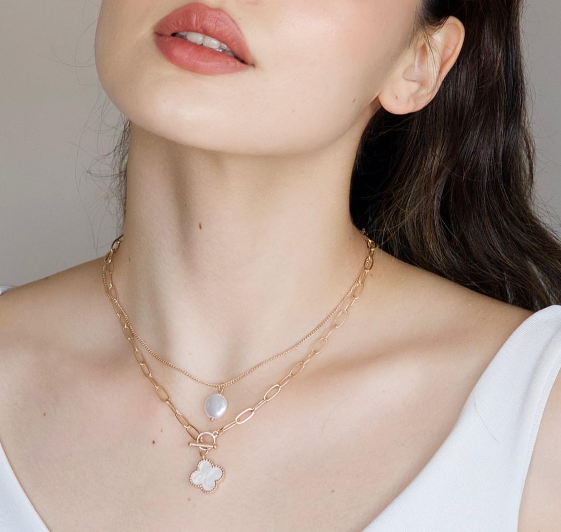 POMINA Chunky Coin Fashion Gold Necklace for Women - Trendy Statement Toggle Necklace with Antique Gold Coin Pendant & Thick Link Chain - Perfect for Layering, Everyday Wear, and Special Occasions