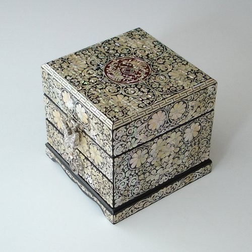 Exquisite Handcrafted Mother of Pearl Inlaid Wooden Jewelry Box - Arabesque & Butterfly Design Lacquer Treasure Chest for Rings, Necklaces & Keepsakes | Perfect Gift for Women, Bridal Shower & Home Decor