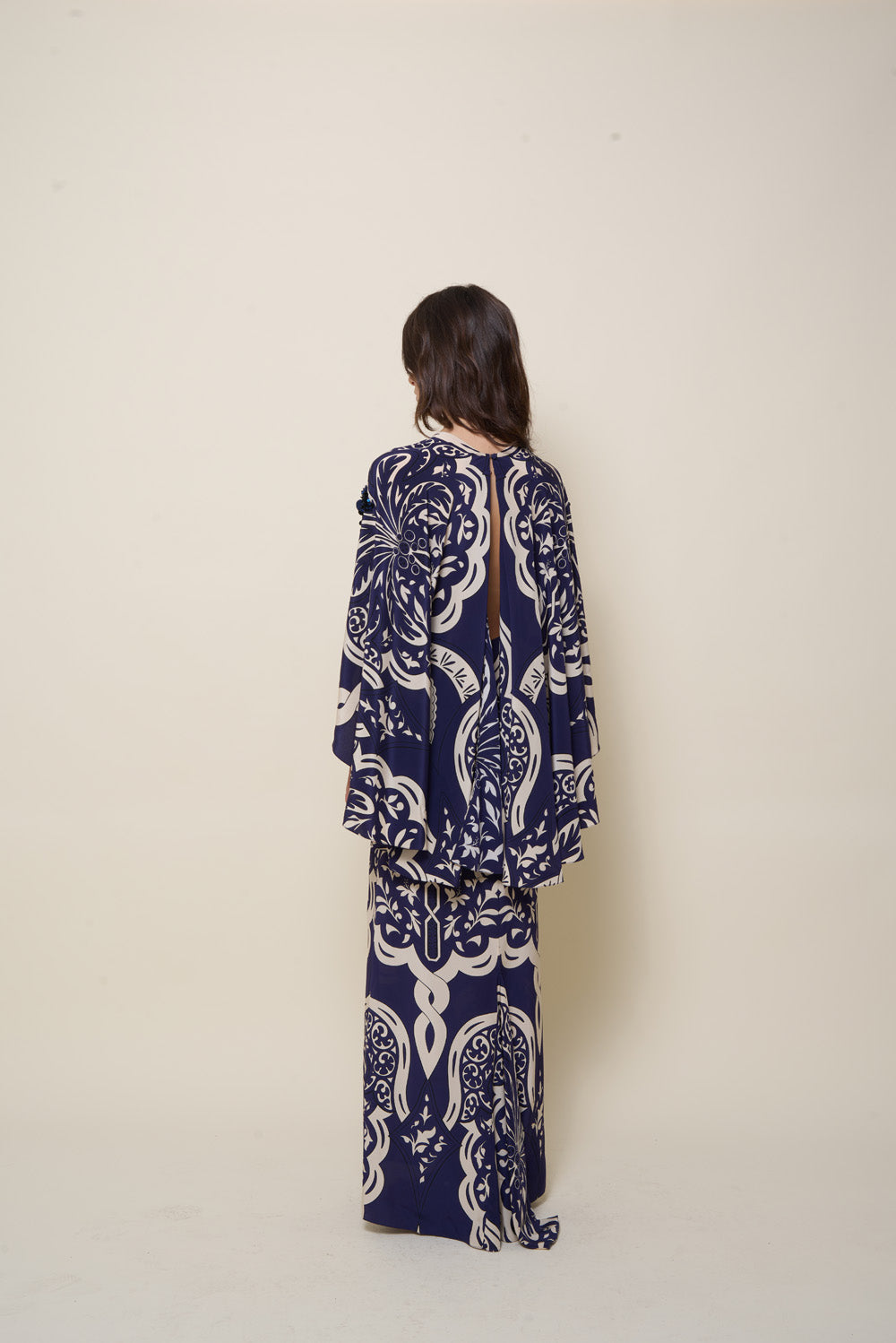Traditional Dress | Elegant & Authentic Cultural Clothing for Women & Men | Perfect for Festivals, Weddings & Special Occasions