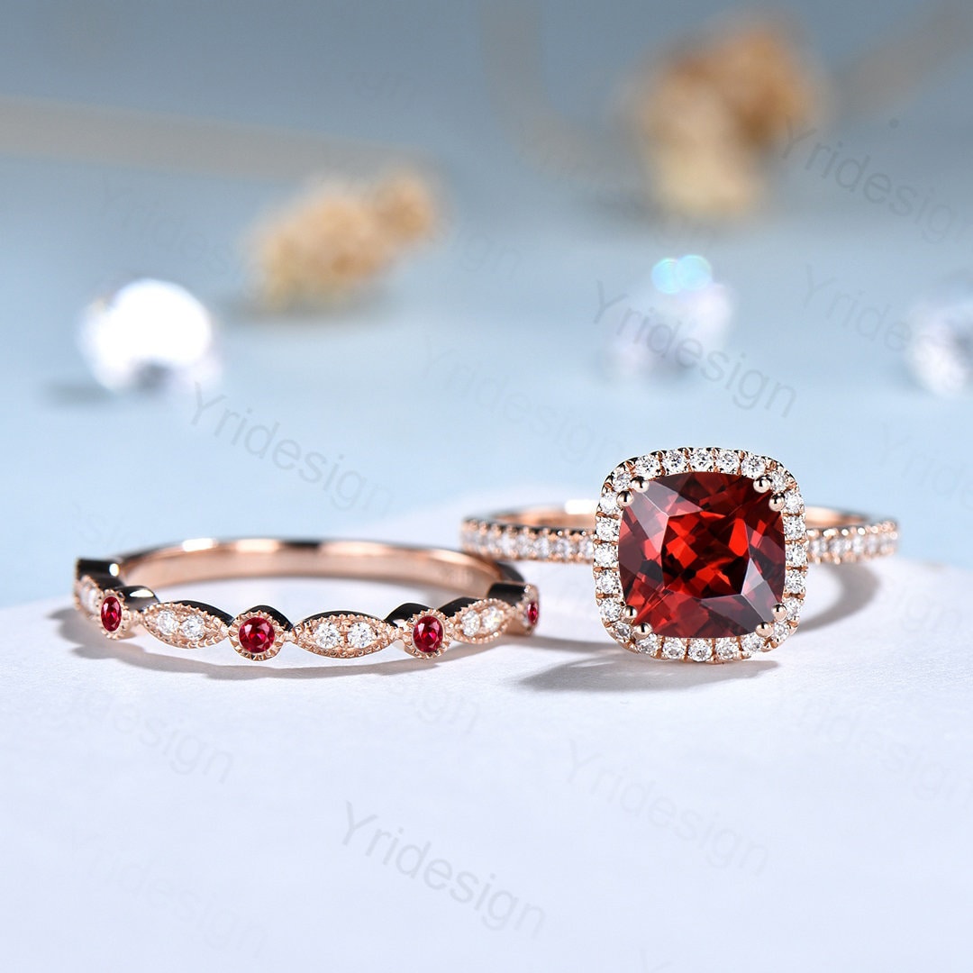 Vintage Art Deco 14K Rose Gold Cushion Cut Garnet Wedding Ring Set with Halo Diamonds for Women – Elegant Bridal Engagement Ring for Weddings, Anniversaries & Special Occasions